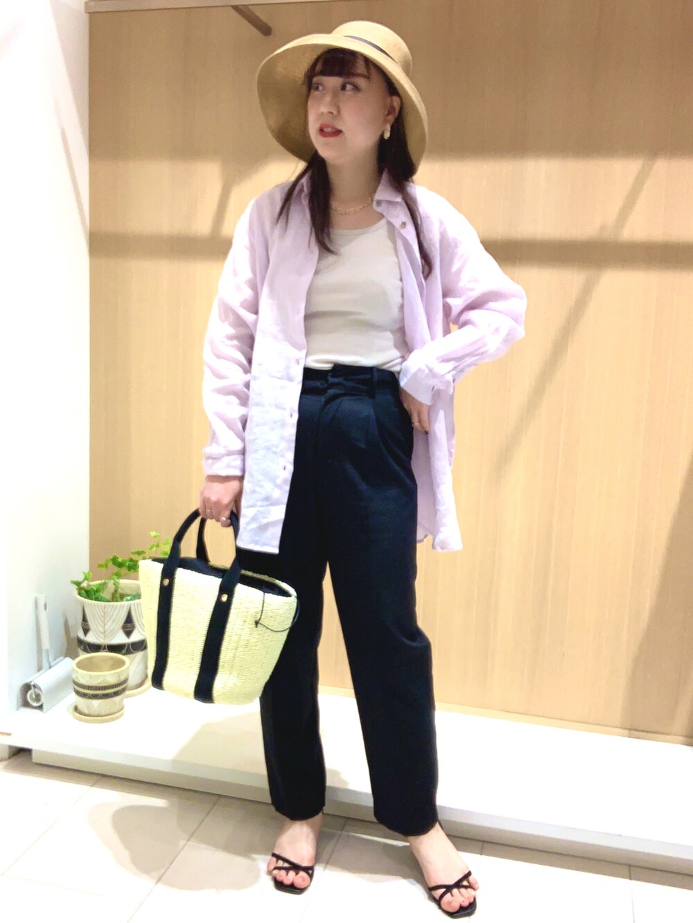 「Techichi、いまどきジャケット写真、テチチ、シャツ、タンクトップ、テーパードパンツ、大人カジュアル、ハット、きれいめカジュアル、キレイめ、骨格ウェーブ、春夏コーデ、高身長女子」｜「Te chichiのアイテム（帽子、ベージュ系）」を使った、kloopさん（レディース・162cm）の春コーディネートの2枚目の写真