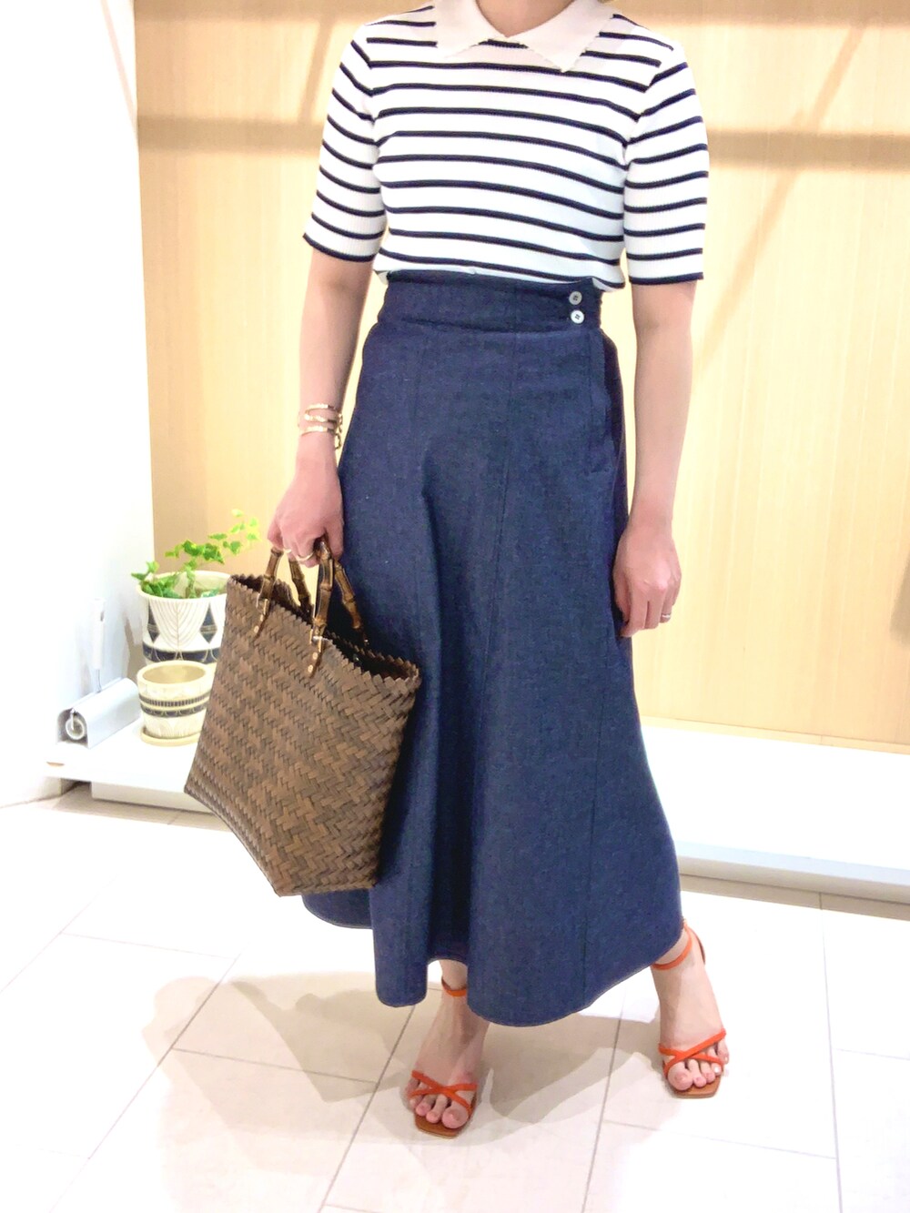 「いまどきジャケット写真、春夏コーデ、春服コーデ、テチチ(Te chichi)、テチチ、ニット、デニムスカート、ハンドバッグ、サンダル、大人女子、大人カジュアル、カジュアル、骨格ウェーブ、高身長女子、きれいめコーディネート」｜「Te chichiのアイテム（帽子、ベージュ系）」を使った、kloopさん（レディース・162cm）の春コーディネートの5枚目の写真