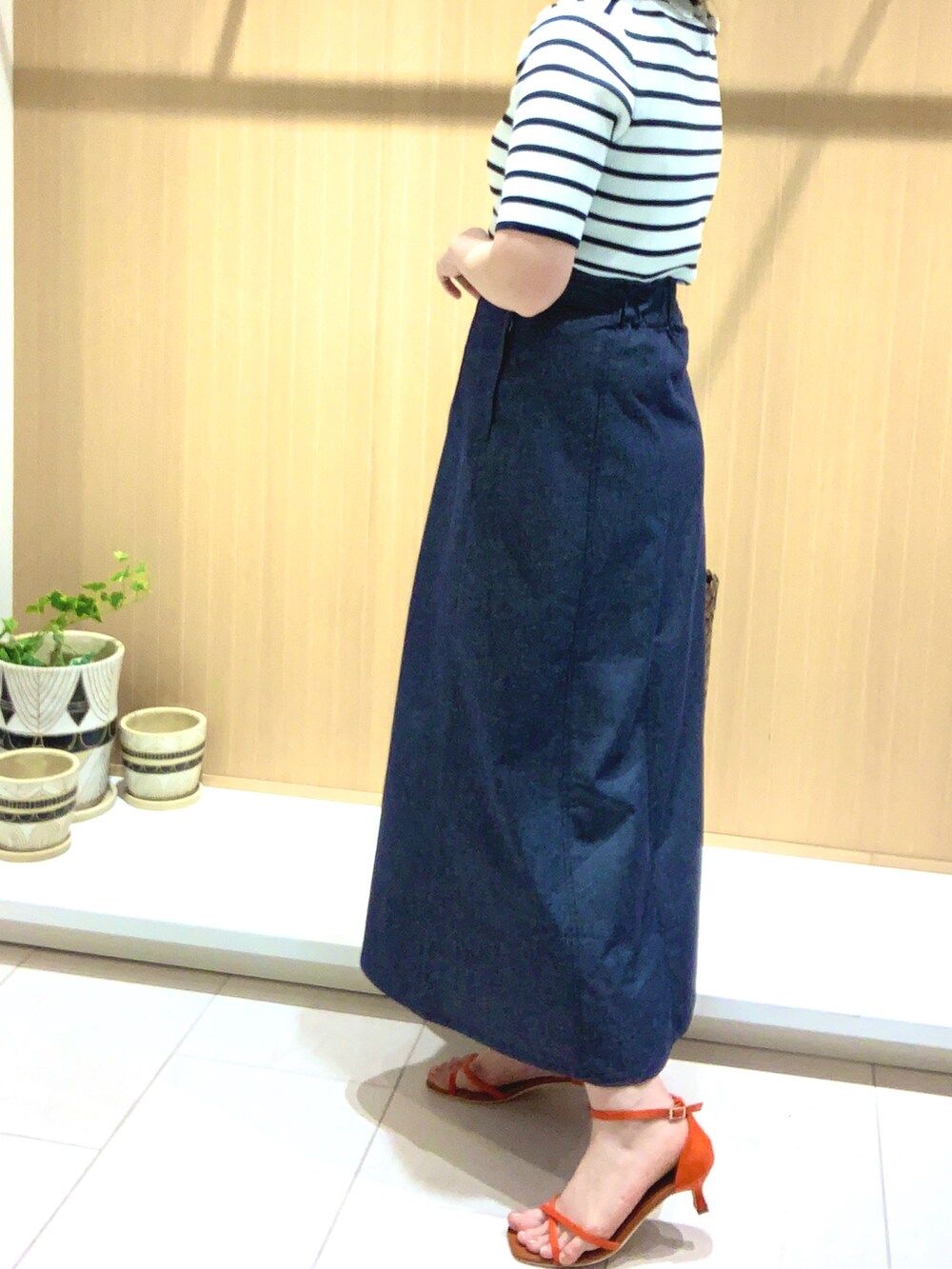 「いまどきジャケット写真、春夏コーデ、春服コーデ、テチチ(Te chichi)、テチチ、ニット、デニムスカート、ハンドバッグ、サンダル、大人女子、大人カジュアル、カジュアル、骨格ウェーブ、高身長女子、きれいめコーディネート」｜「Te chichiのアイテム（帽子、ベージュ系）」を使った、kloopさん（レディース・162cm）の春コーディネートの4枚目の写真