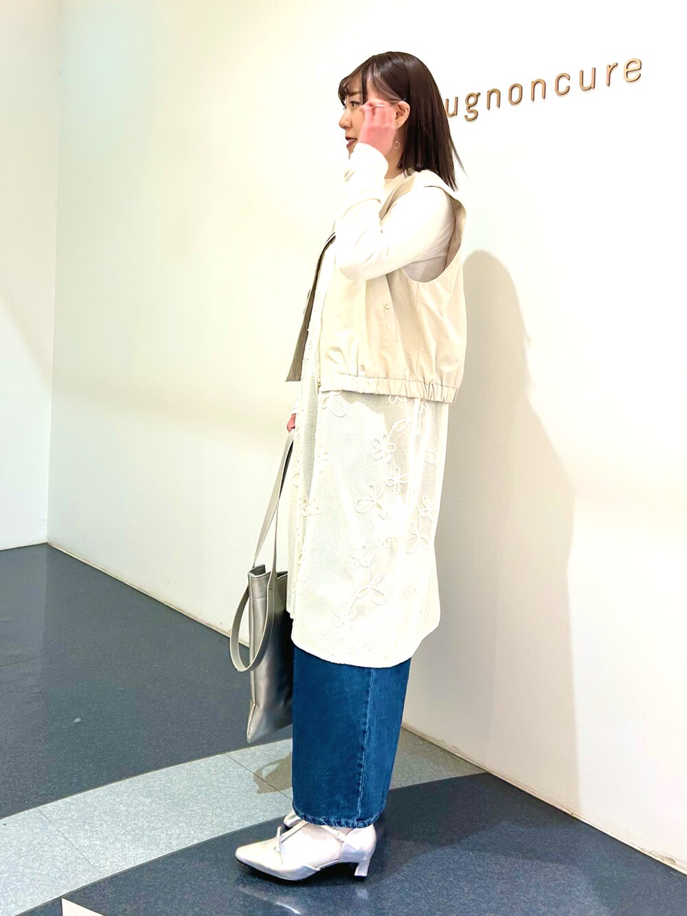 「休日コーデ、シアートップス、ホワイトコーデ、ショルダーバッグ、パンプス、デニム、レイヤードスタイル、春服コーデ、高身長女子、キレイめ、Techichi TERRASSE」|「Te chichi TERRASSEのレイヤードセットロングTシャツ《2025spring catalog item》(Tシャツ/カットソー、ホワイト系)」を使った、kloopさん(レディース・162cm)の春コーディネートの2枚目の写真