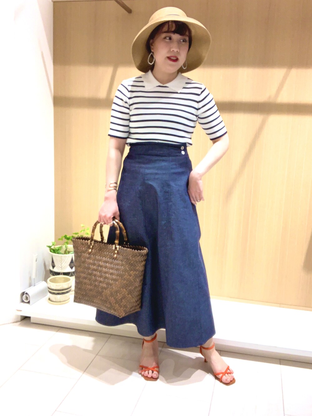 「いまどきジャケット写真、春夏コーデ、春服コーデ、テチチ(Te chichi)、テチチ、ニット、デニムスカート、ハンドバッグ、サンダル、大人女子、大人カジュアル、カジュアル、骨格ウェーブ、高身長女子、きれいめコーディネート」｜「Te chichiのアイテム（帽子、ベージュ系）」を使った、kloopさん（レディース・162cm）の春コーディネートの3枚目の写真