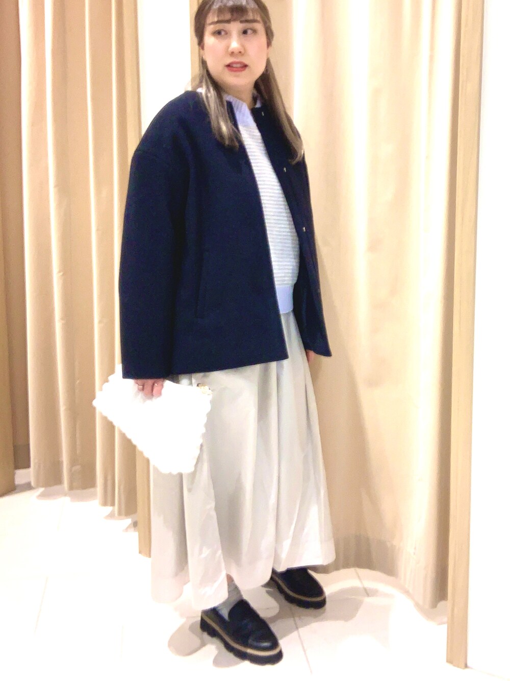 「Techichi TERRASSE、テチチテラス、ノーカラーコート、ニット、タフタスカート、ポップコーンバッグ、ローファー、おしゃれさんと繋がりたい、きれいめコーディネート、冬コーデ」|「Te chichi TERRASSEのノーカラーショートコート(その他アウター、ブルー系)」を使った、kloopさん(レディース・162cm)の冬コーディネートの2枚目の写真