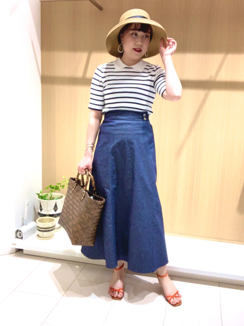 「いまどきジャケット写真、春夏コーデ、春服コーデ、テチチ(Te chichi)、テチチ、ニット、デニムスカート、ハンドバッグ、サンダル、大人女子、大人カジュアル、カジュアル、骨格ウェーブ、高身長女子、きれいめコーディネート」｜「Te chichiのアイテム（帽子、ベージュ系）」を使った、kloopさん（レディース・162cm）の春コーディネートの2枚目の写真