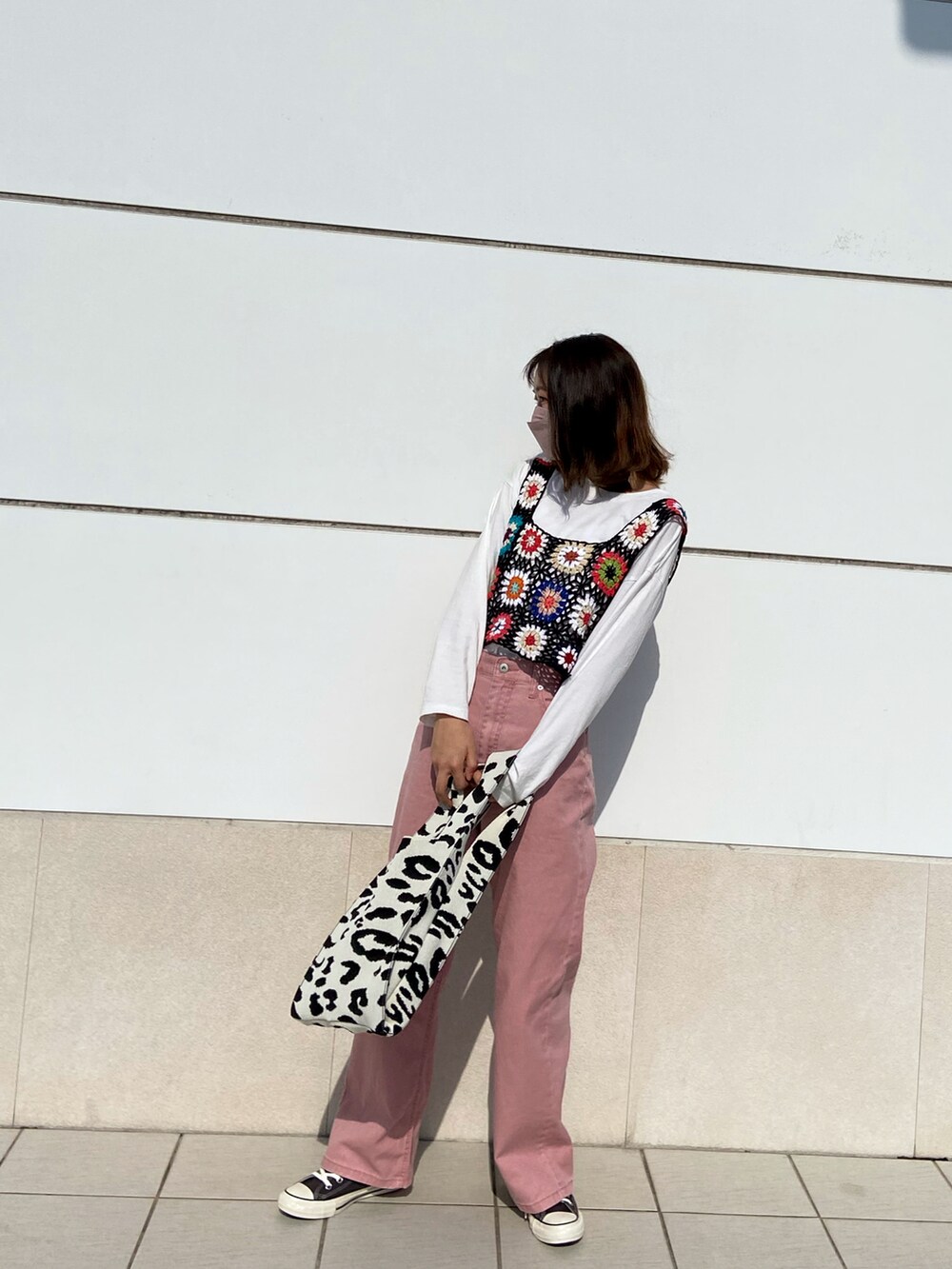 その他のベスト、ホワイト系のTシャツ/カットソー、ピンク系のデニムパンツを着用したレディースの夏コーディネートの2枚目の写真