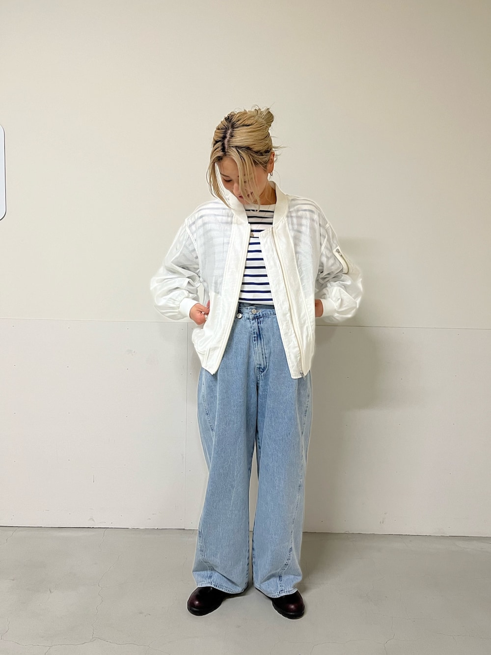 ブルー系のデニムパンツ、ブルー系のTシャツ/カットソー、グリーン系のその他アウターを着用したレディースの春コーディネートの2枚目の写真