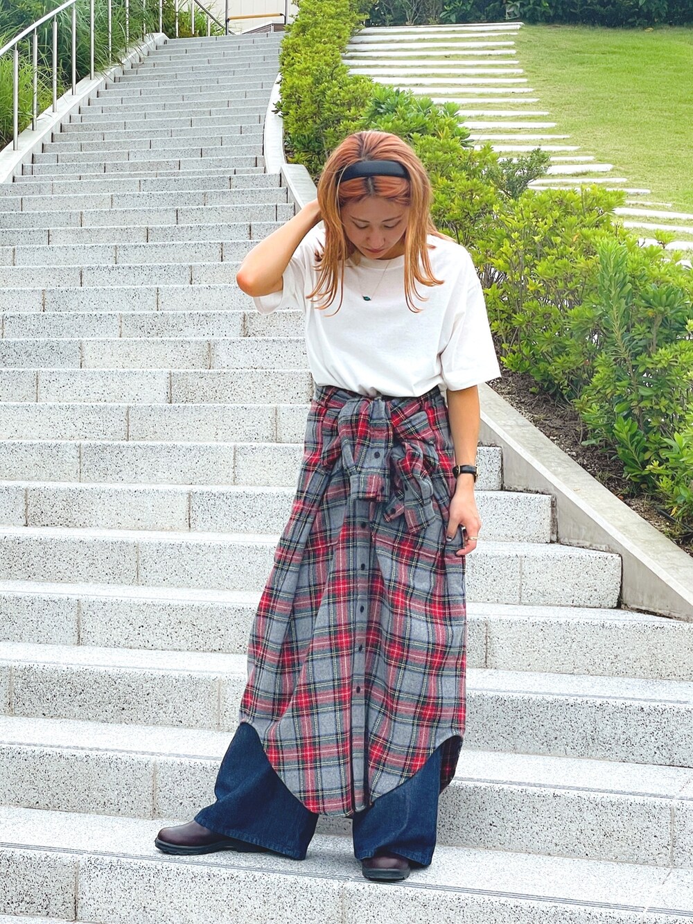 ブルー系のデニムパンツ、その他のシャツワンピース、ホワイト系のTシャツ/カットソーを着用したレディースの秋コーディネートの2枚目の写真