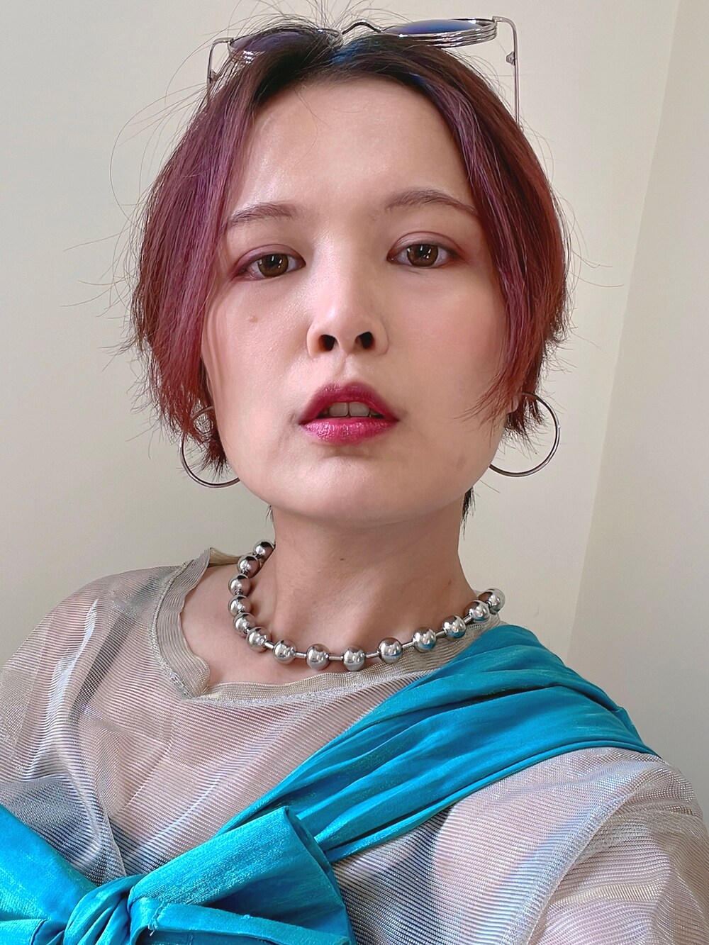 ホワイト系のスニーカー、グレー系のカーゴパンツを着用したレディースの夏コーディネートの3枚目の写真