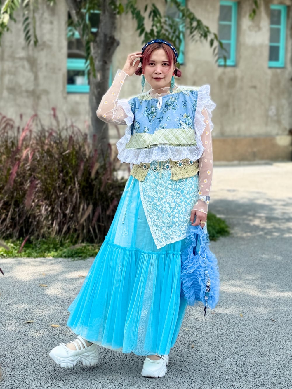 ブルー系のトップス、ホワイト系のバレエシューズを着用したレディースの春コーディネートの2枚目の写真