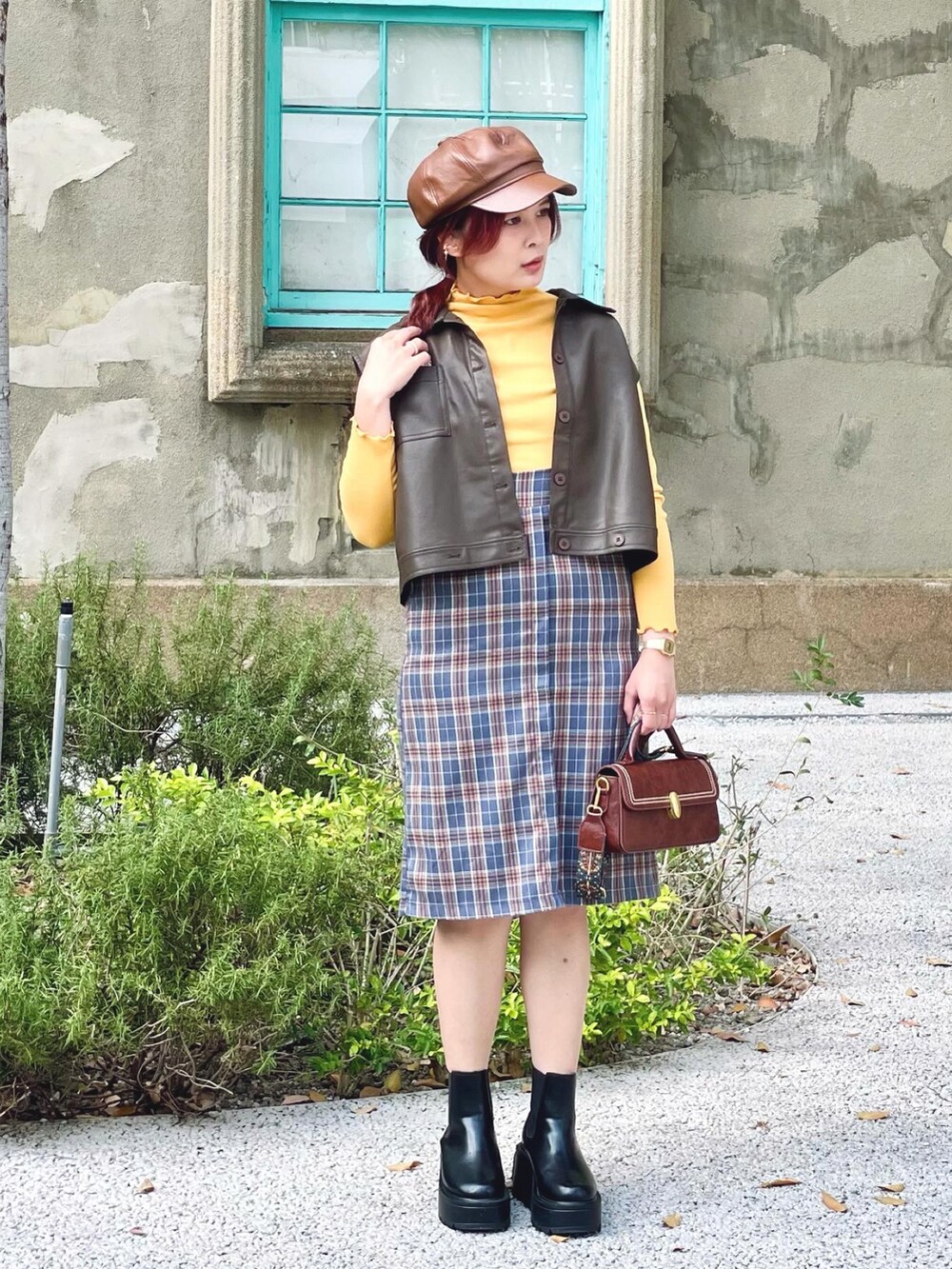 ブラウン系のトートバッグを着用したレディースの冬コーディネートの2枚目の写真