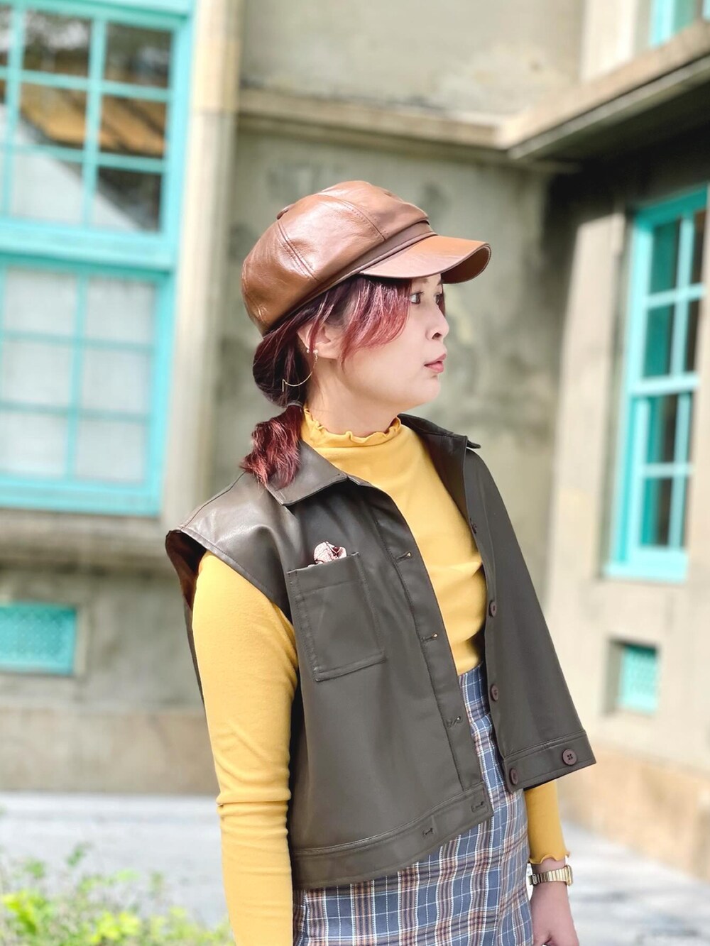 ブラウン系のトートバッグを着用したレディースの冬コーディネートの3枚目の写真