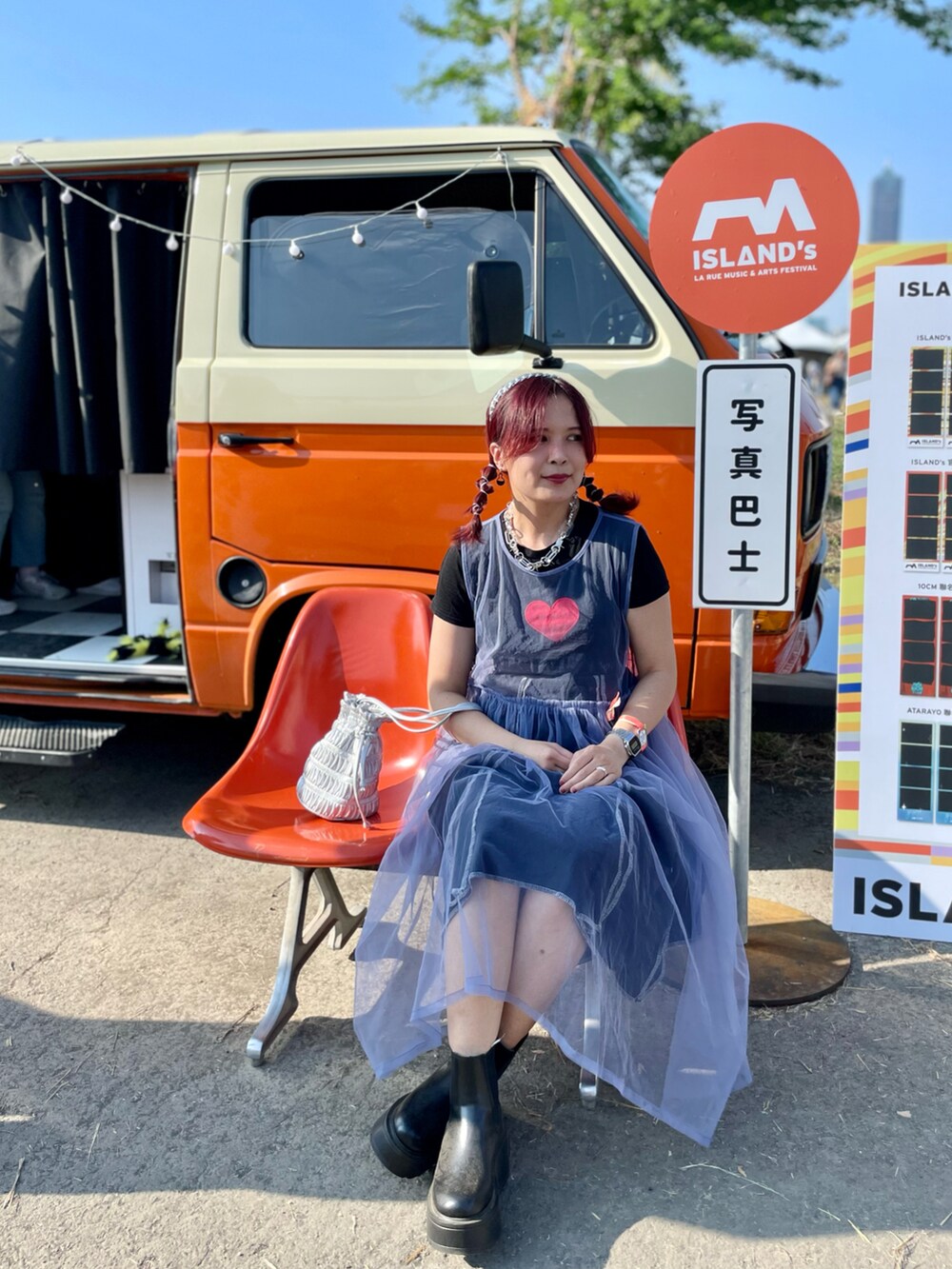 パープル系のスカートを着用したレディースの秋コーディネートの3枚目の写真