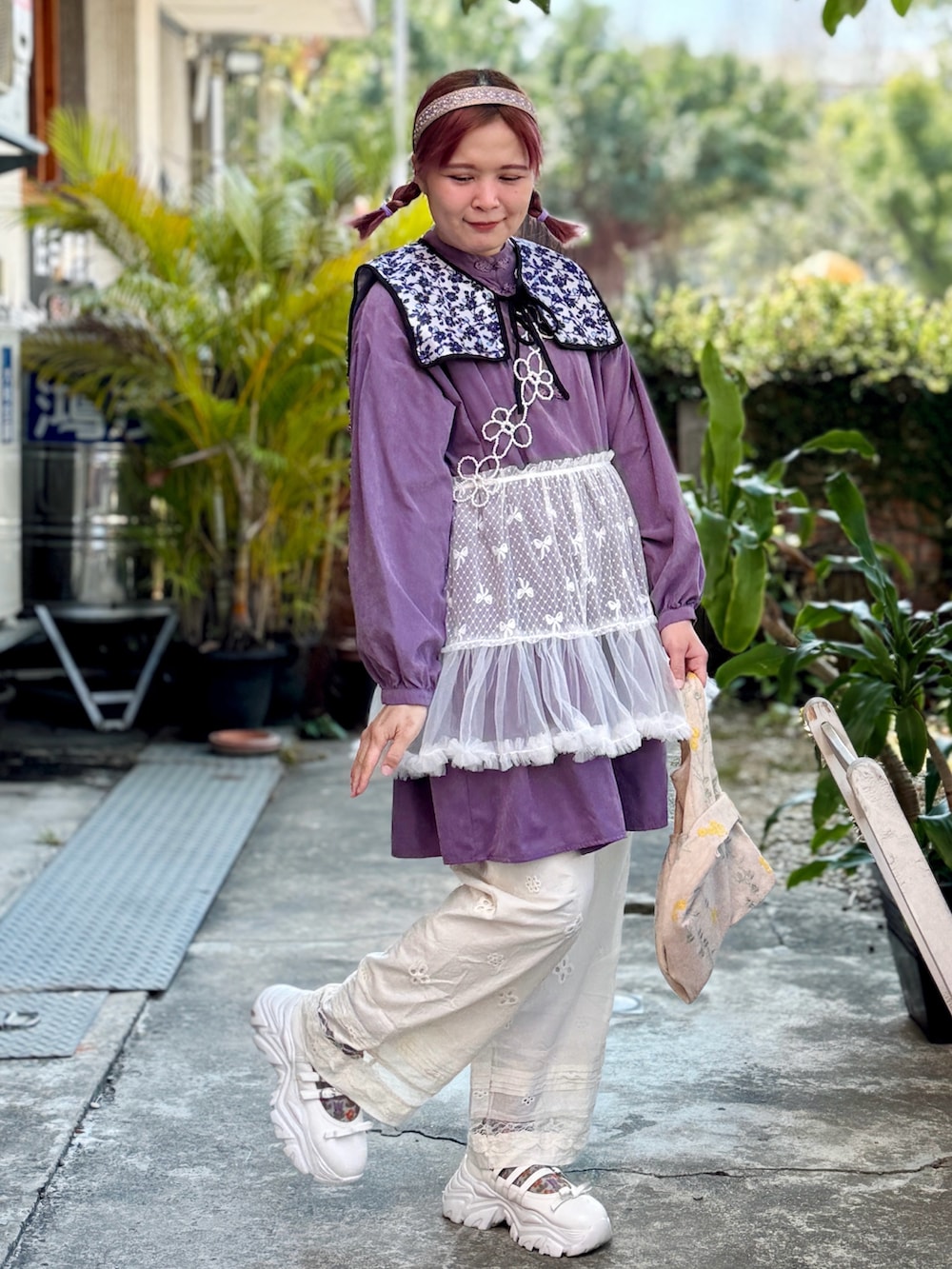 パープル系のワンピース、ホワイト系のバレエシューズ、パープル系の付け襟を着用したレディースの冬コーディネートの2枚目の写真