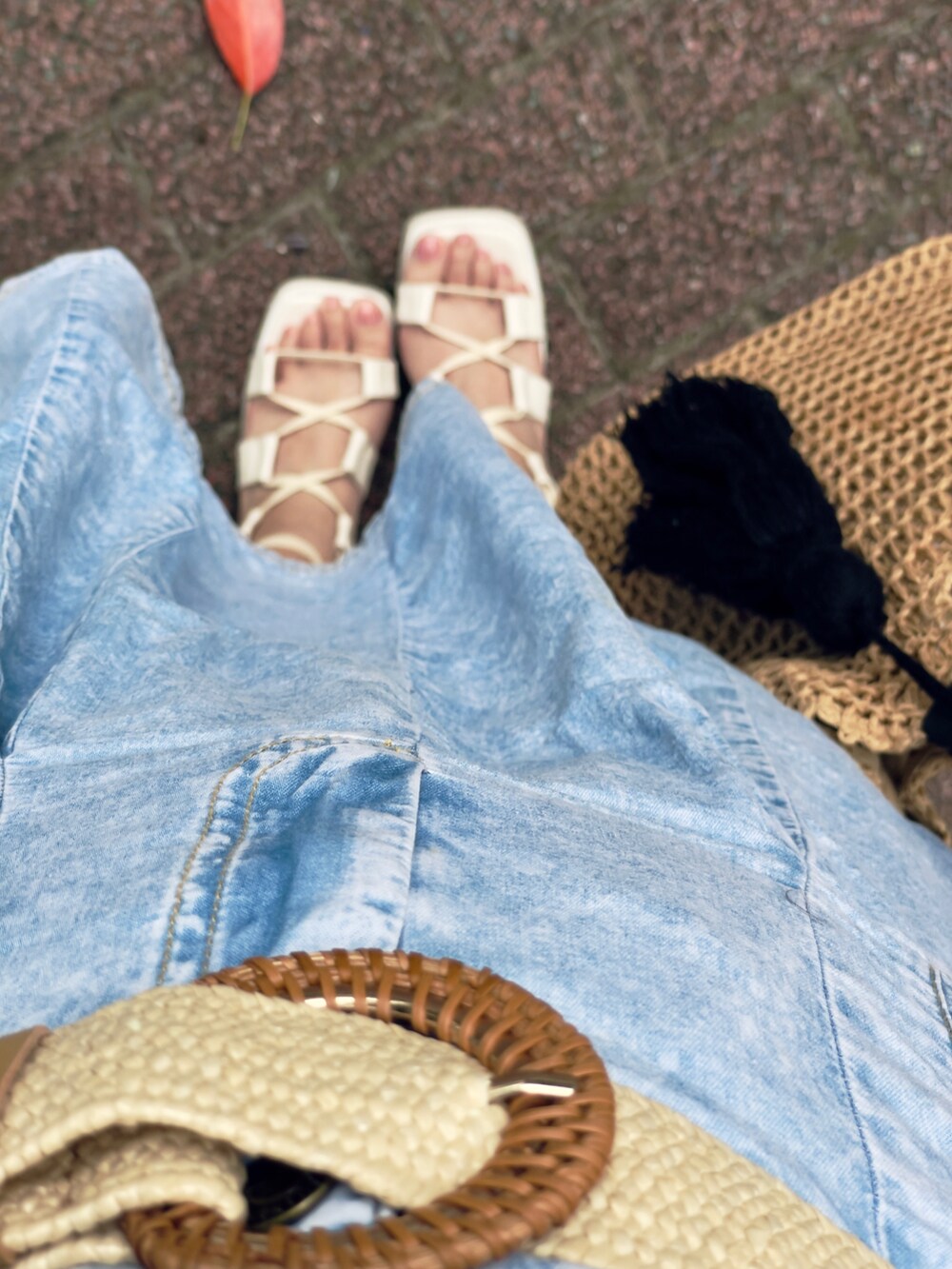 ホワイト系のサンダルを着用したレディースの春コーディネートの3枚目の写真