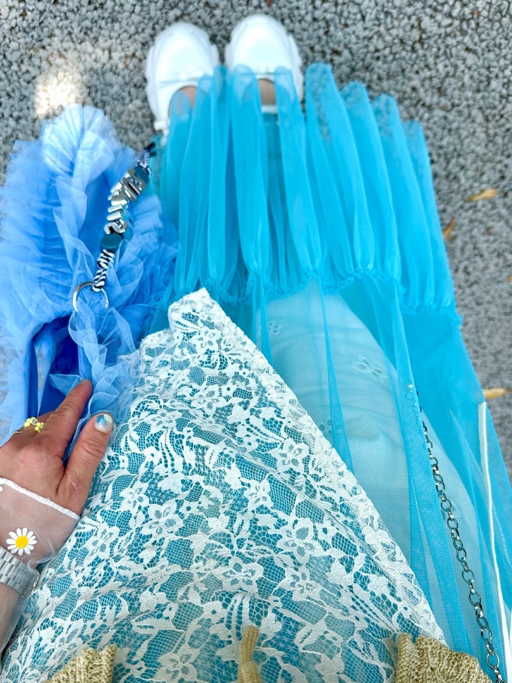 ブルー系のトップス、ホワイト系のバレエシューズを着用したレディースの春コーディネートの3枚目の写真