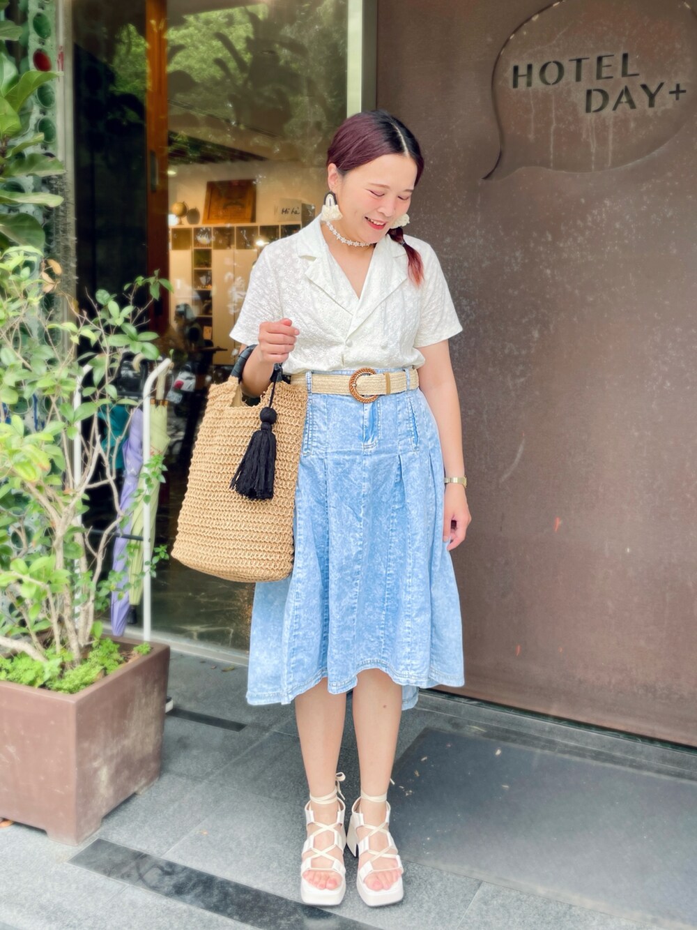ホワイト系のサンダルを着用したレディースの春コーディネートの2枚目の写真