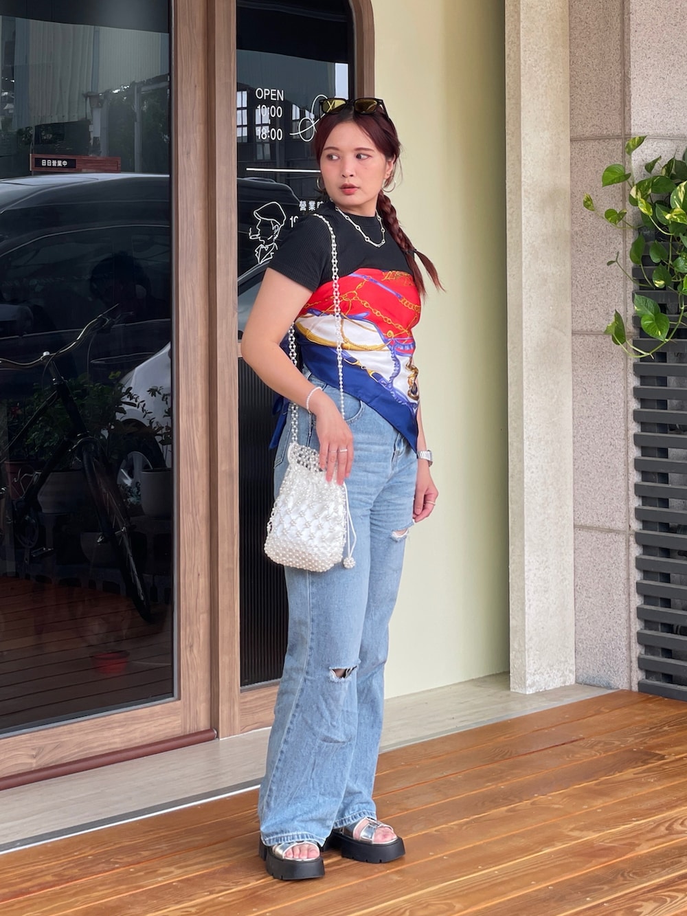 ブルー系のデニムパンツ、シルバー系のサンダルを着用したレディースの秋コーディネートの2枚目の写真