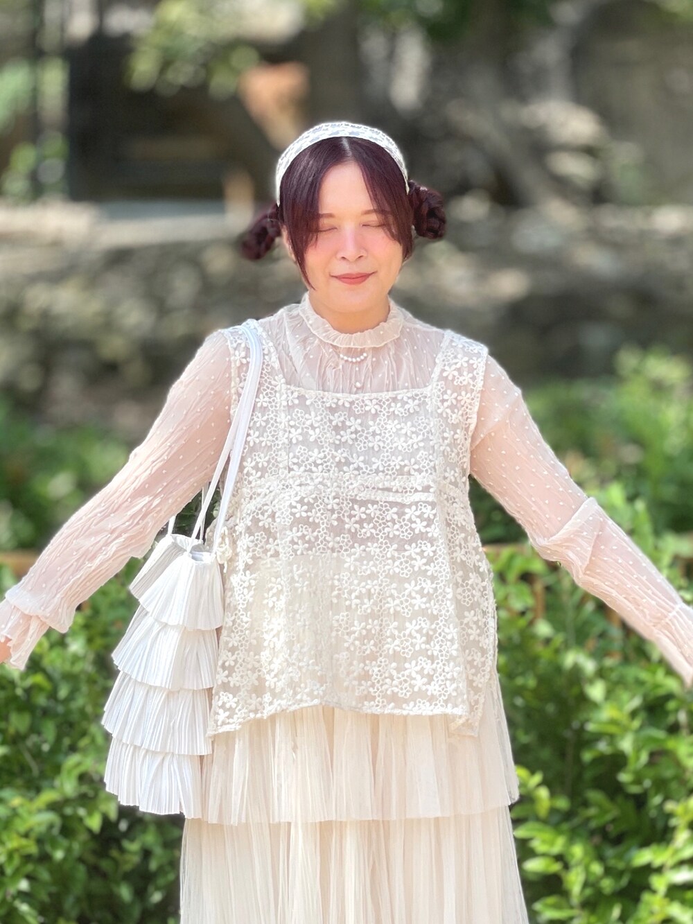 ホワイト系のその他トップス、ホワイト系のバレエシューズを着用したレディースの秋コーディネートの2枚目の写真