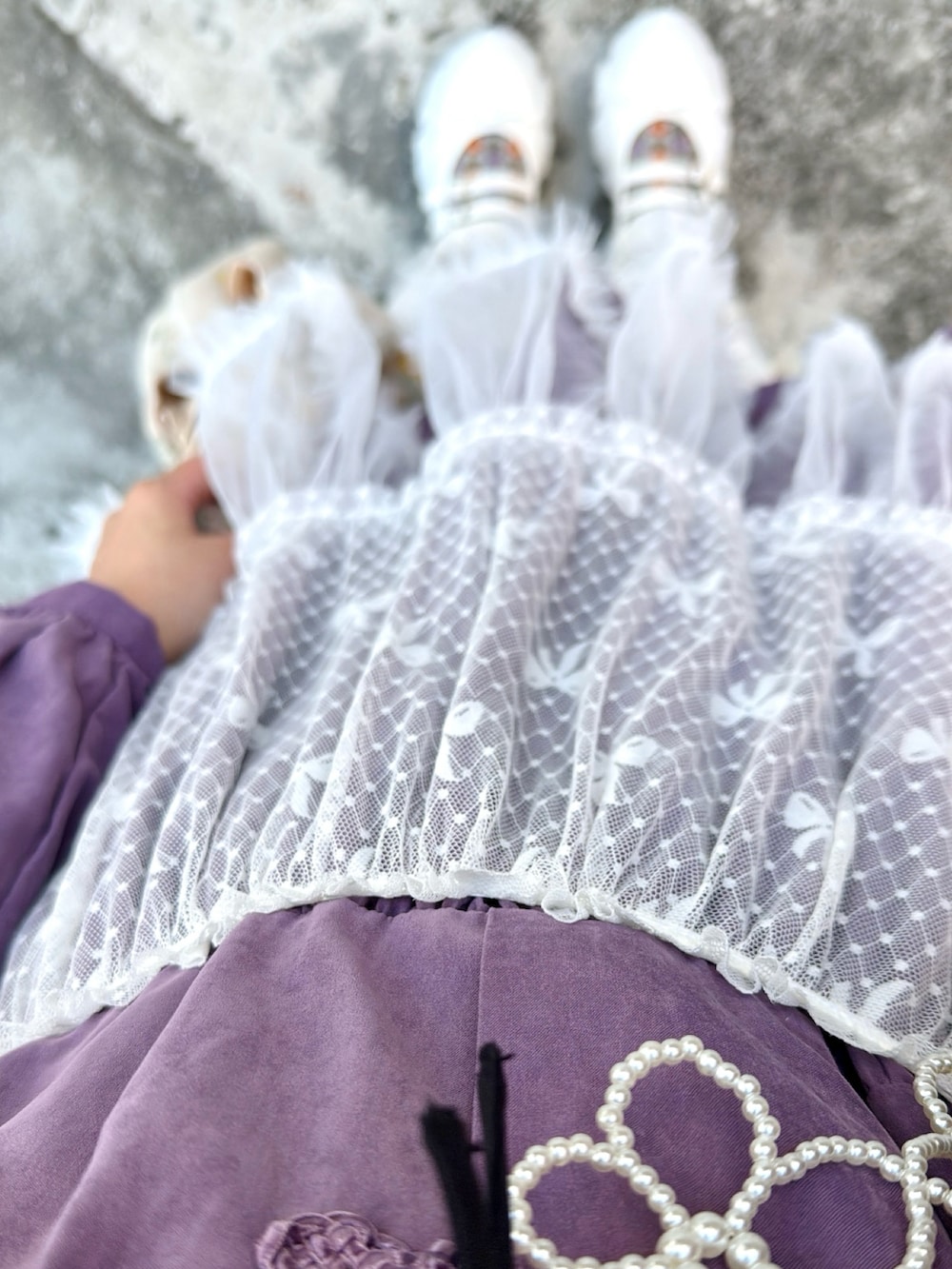 パープル系のワンピース、ホワイト系のバレエシューズ、パープル系の付け襟を着用したレディースの冬コーディネートの3枚目の写真