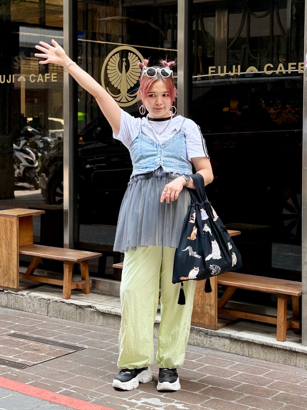 グレー系のキャミソール、ブラック系のシューズ、ブラック系のバッグを着用したレディースの春コーディネートの2枚目の写真