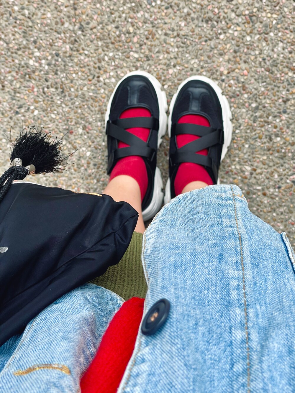 ブラック系のハンドバッグ、ブラック系のシューズを着用したレディースの冬コーディネートの2枚目の写真