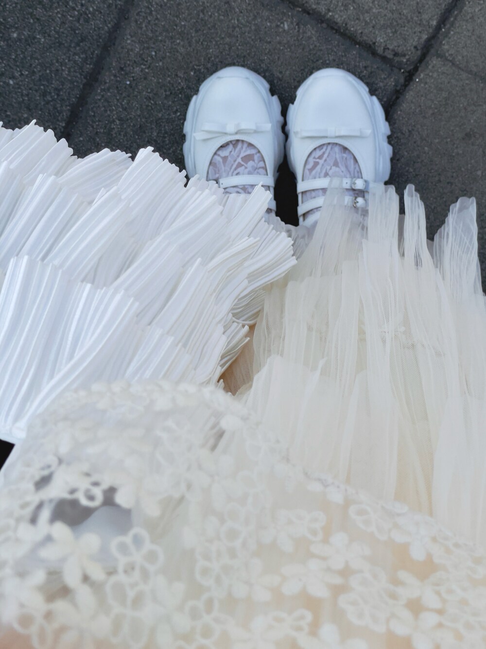 ホワイト系のその他トップス、ホワイト系のバレエシューズを着用したレディースの秋コーディネートの3枚目の写真