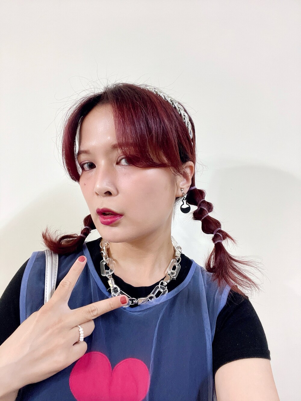 パープル系のスカートを着用したレディースの秋コーディネートの4枚目の写真