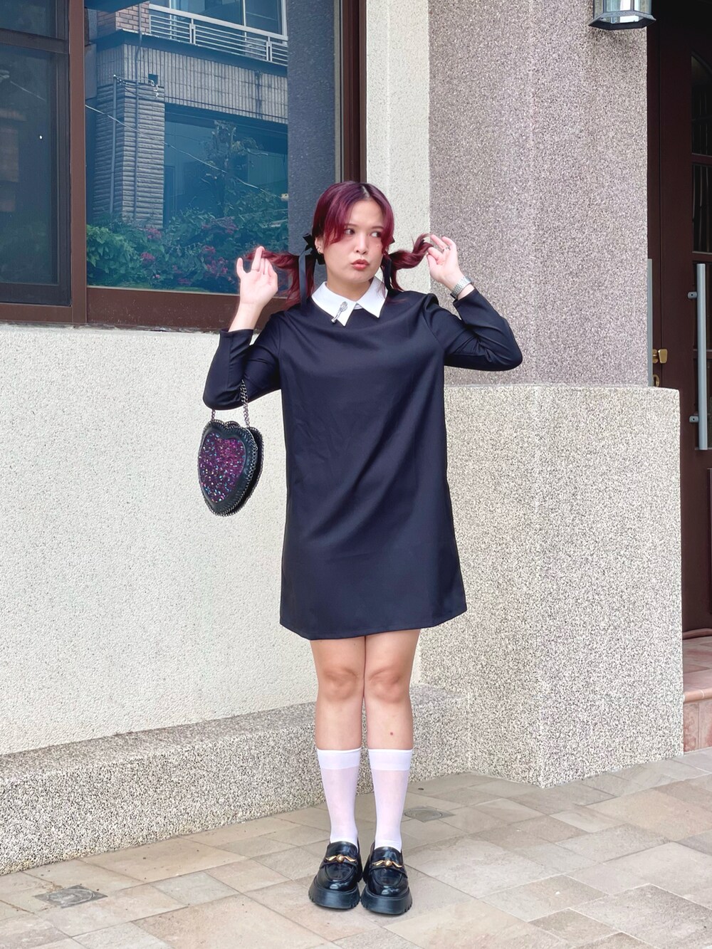 ブラック系のワンピース、ブラック系のローファーを着用したレディースの秋コーディネートの2枚目の写真