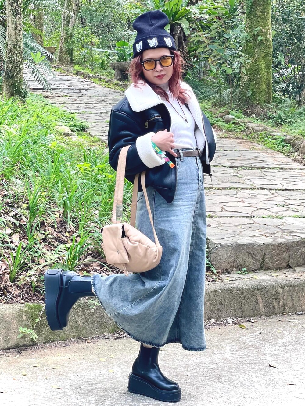 ベージュ系のバックパック/リュックを着用したレディースの冬コーディネートの2枚目の写真