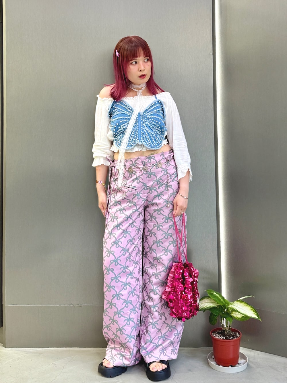 ピンク系のバッグ、ピンク系のバッグ、ピンク系のその他パンツを着用したレディースの夏コーディネートの2枚目の写真
