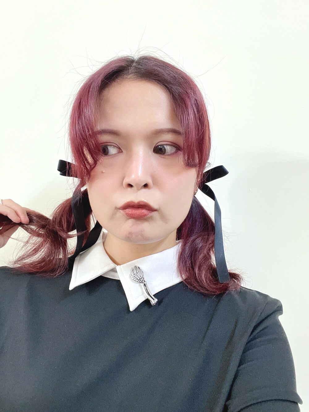 ブラック系のワンピース、ブラック系のローファーを着用したレディースの秋コーディネートの3枚目の写真