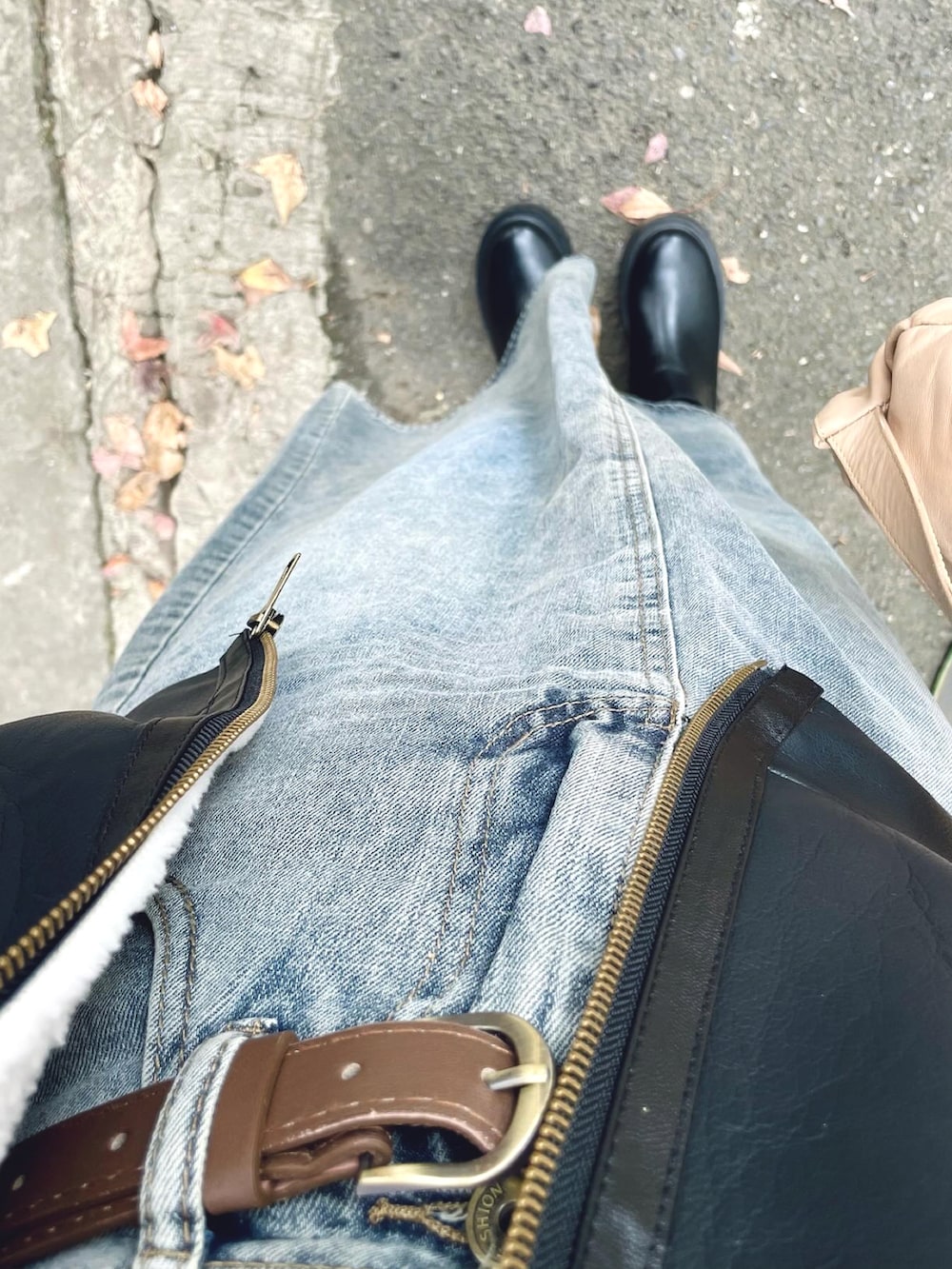 ベージュ系のバックパック/リュックを着用したレディースの冬コーディネートの3枚目の写真