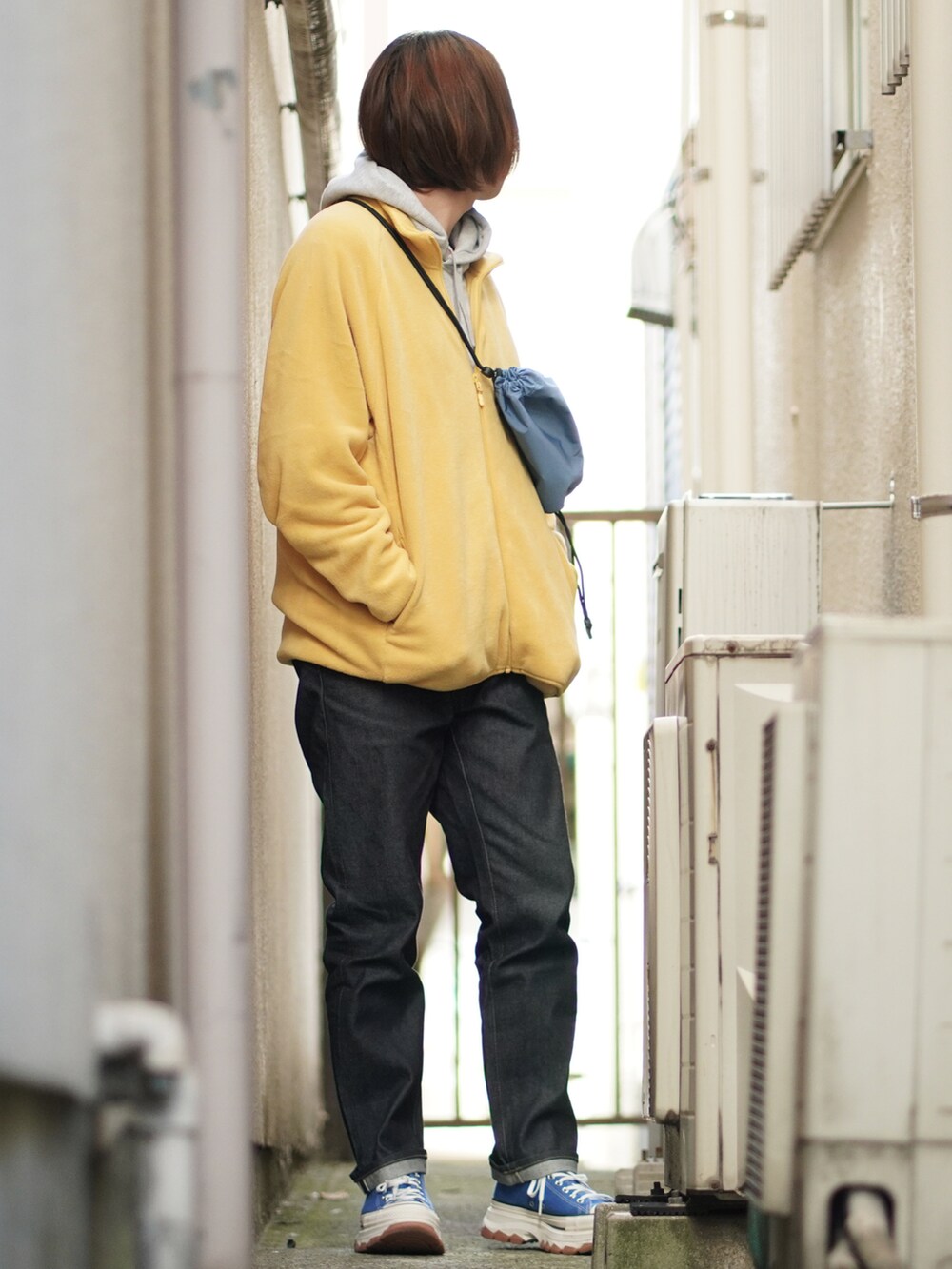 「フリース、THE NORTH FACE、モード、ボアジャケット、マフラーぐるぐる、ベスト、カーゴパンツ、ブーツ、ホワイトコーデ、クリスマスに着たい服、ダウンジャケット、レイヤードスタイル、ハーフジップ、フレアパンツ、セットアップ」｜「UNIQLOのストレッチセルビッジスリムフィットジーンズ（デニムパンツ、ブルー系）」を使った、よりさん（メンズ・178cm）の冬コーディネートの4枚目の写真