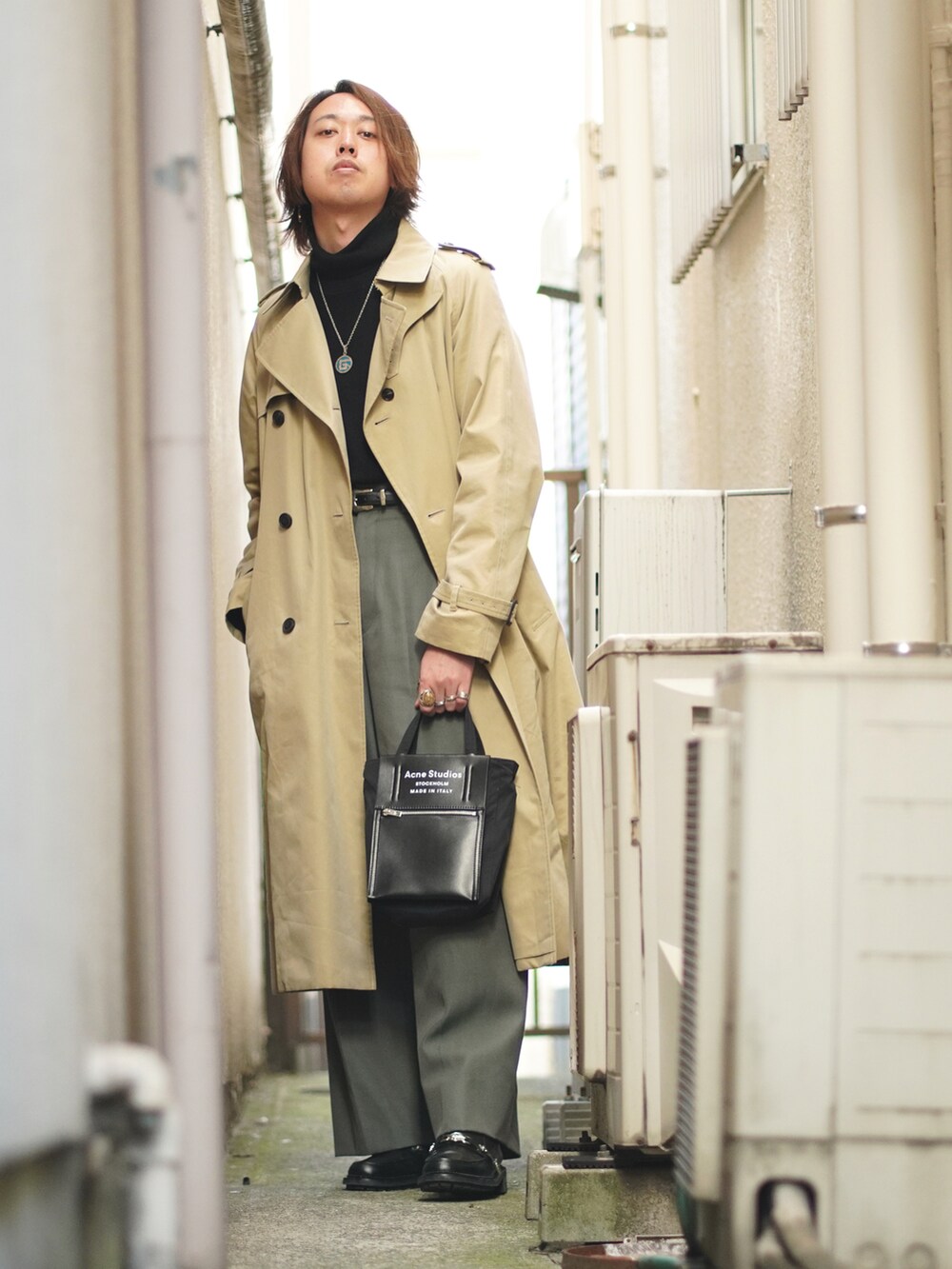 「トレンチコート、秋冬コーデ、おしゃれさんと繋がりたい、お洒落さんとつながりたい、今日のコーデ、いいね、save、フォローお願いします🤑、古着、ootd、きれいめカジュアル、秋コーデ、革靴、冬コーデ、ベージュ、スカーフ、レイヤードスタイル」|「📸Instagramのアイテム(その他、ホワイト系)」を使った、よりさん(メンズ・178cm)の秋コーディネートの2枚目の写真