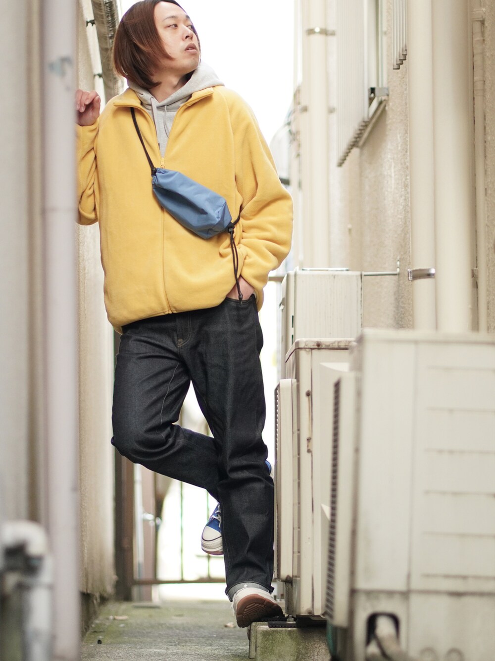 「フリース、THE NORTH FACE、モード、ボアジャケット、マフラーぐるぐる、ベスト、カーゴパンツ、ブーツ、ホワイトコーデ、クリスマスに着たい服、ダウンジャケット、レイヤードスタイル、ハーフジップ、フレアパンツ、セットアップ」｜「UNIQLOのストレッチセルビッジスリムフィットジーンズ（デニムパンツ、ブルー系）」を使った、よりさん（メンズ・178cm）の冬コーディネートの2枚目の写真