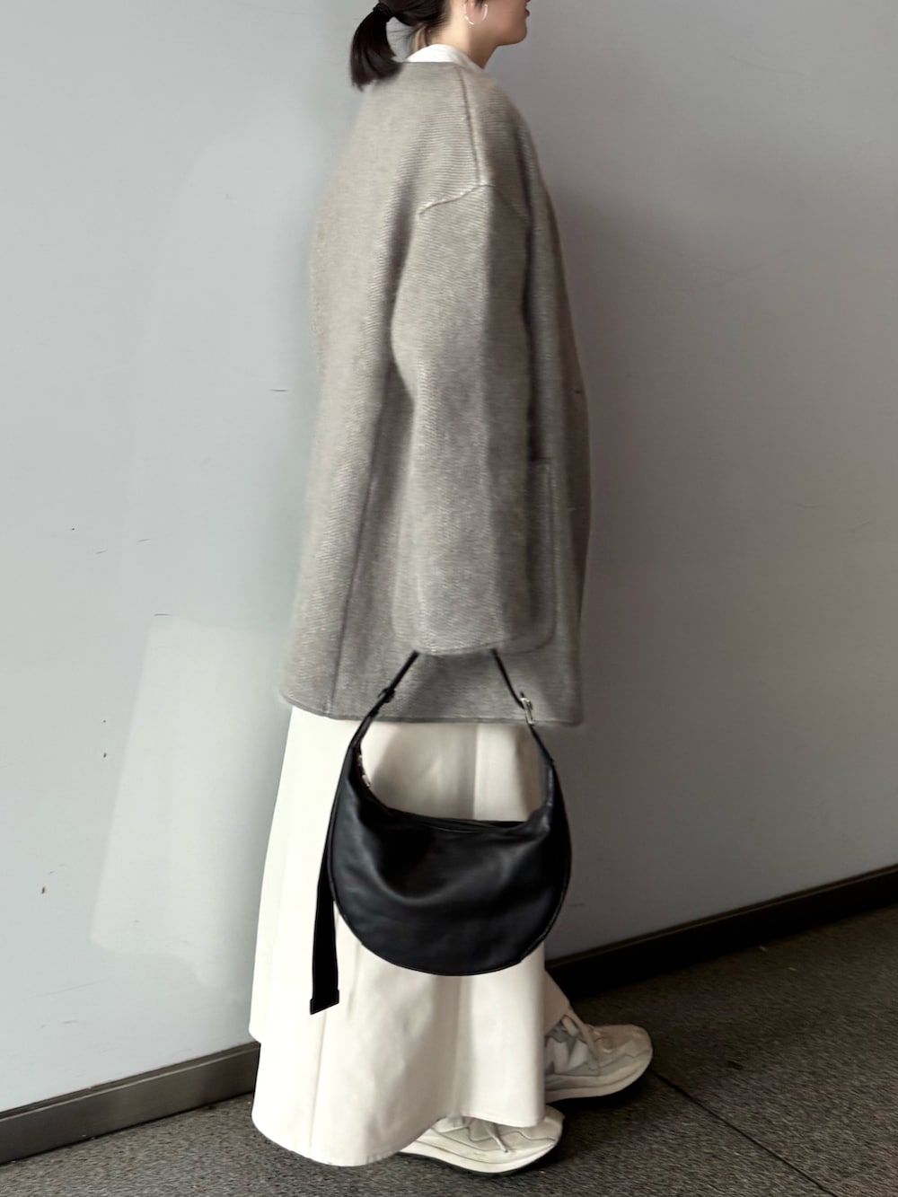 ブラック系のショルダーバッグ、グレー系のその他アウターを着用したレディースの秋コーディネートの3枚目の写真