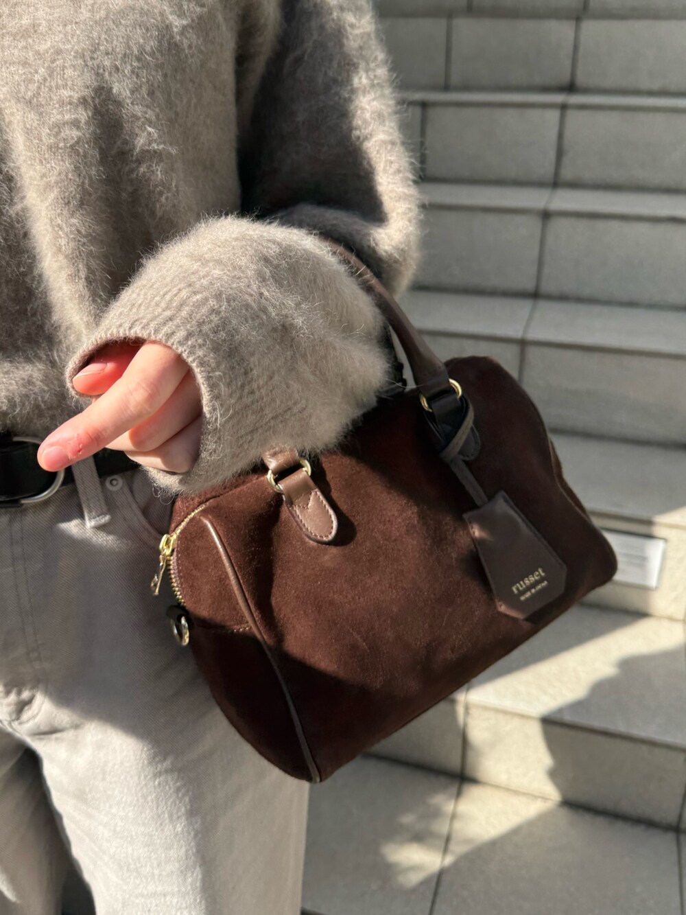 ブラウン系のボストンバッグを着用したレディースの冬コーディネートの3枚目の写真