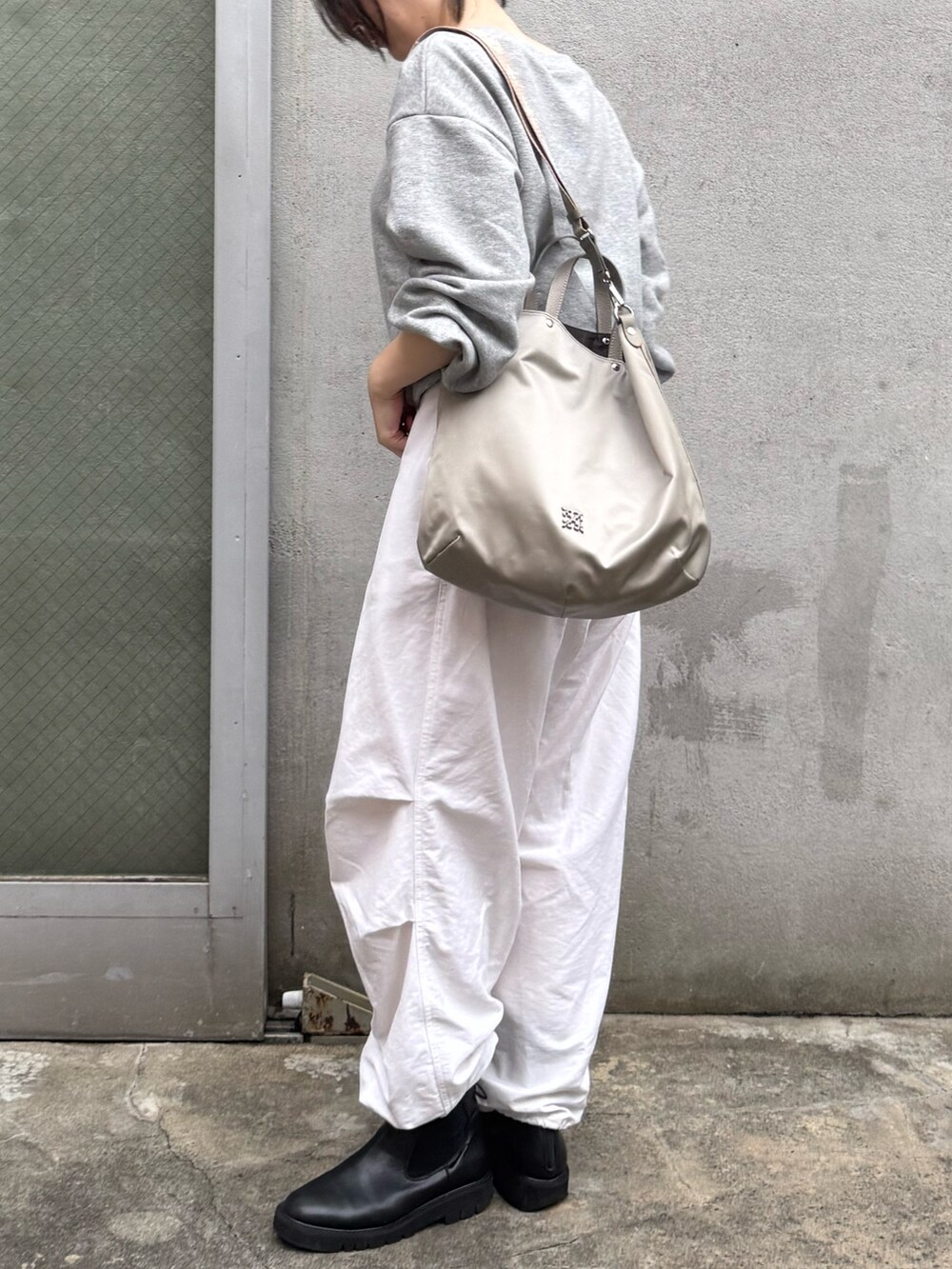 グレー系のトートバッグを着用したレディースの秋コーディネートの3枚目の写真