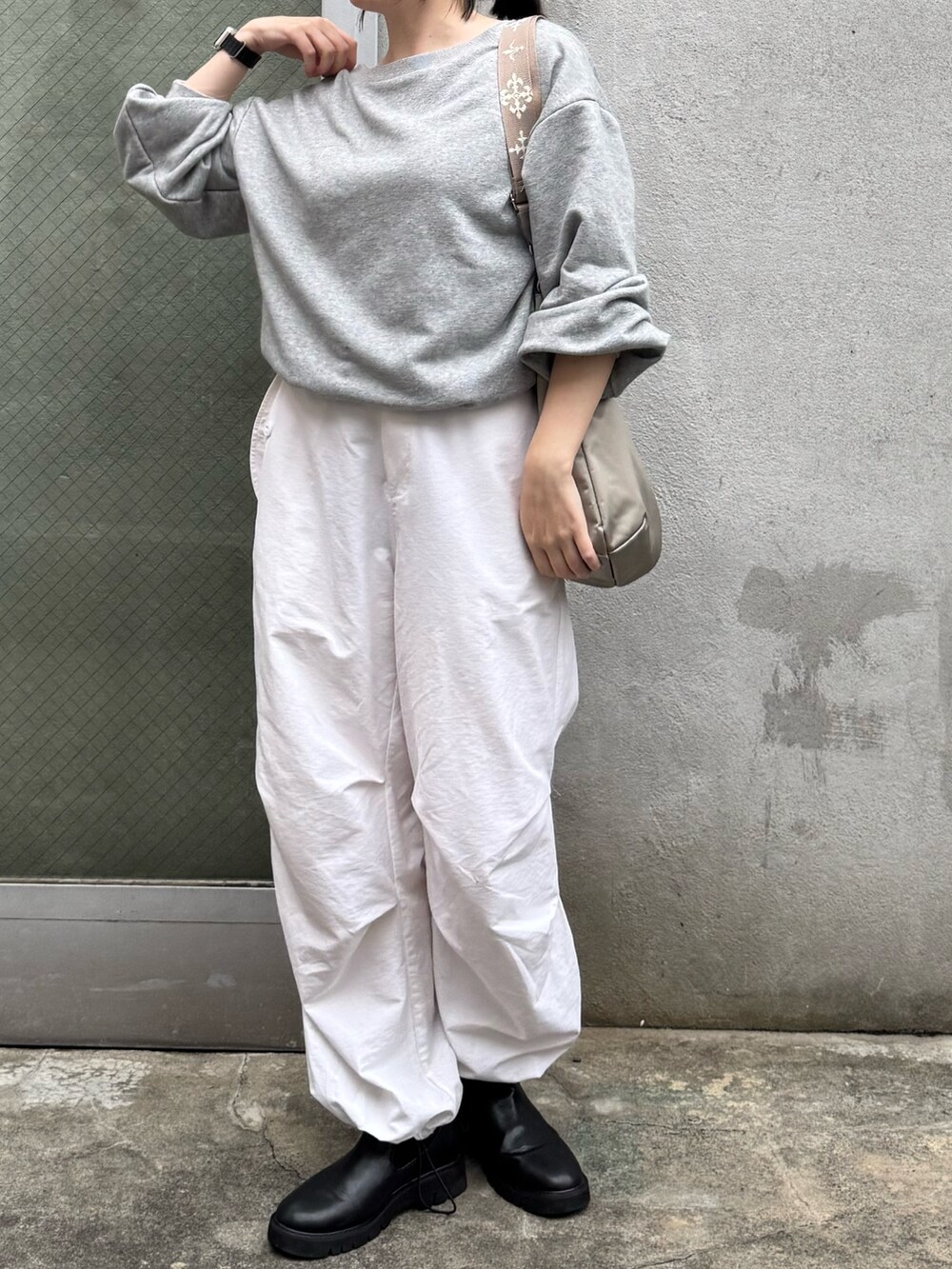 グレー系のトートバッグを着用したレディースの秋コーディネートの2枚目の写真