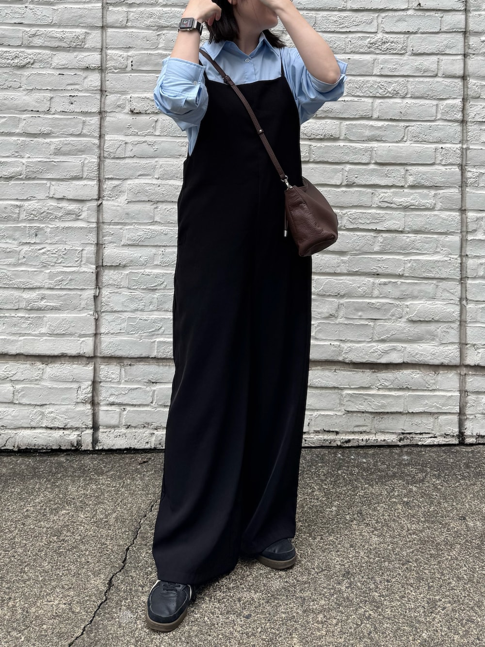 ブラウン系のショルダーバッグを着用したレディースの秋コーディネートの2枚目の写真