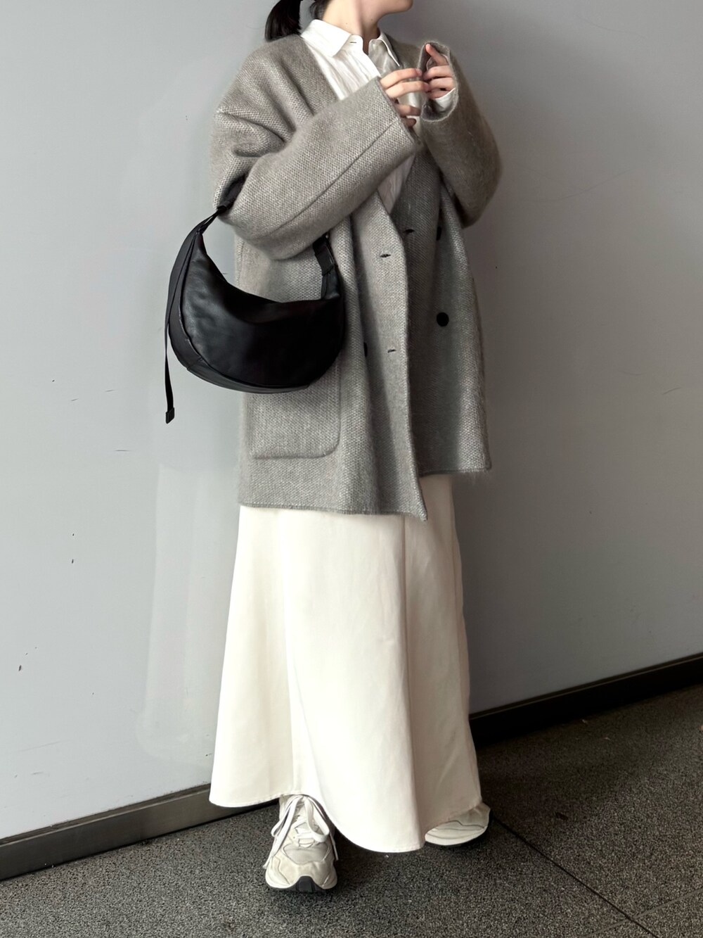 ブラック系のショルダーバッグ、グレー系のその他アウターを着用したレディースの秋コーディネートの2枚目の写真