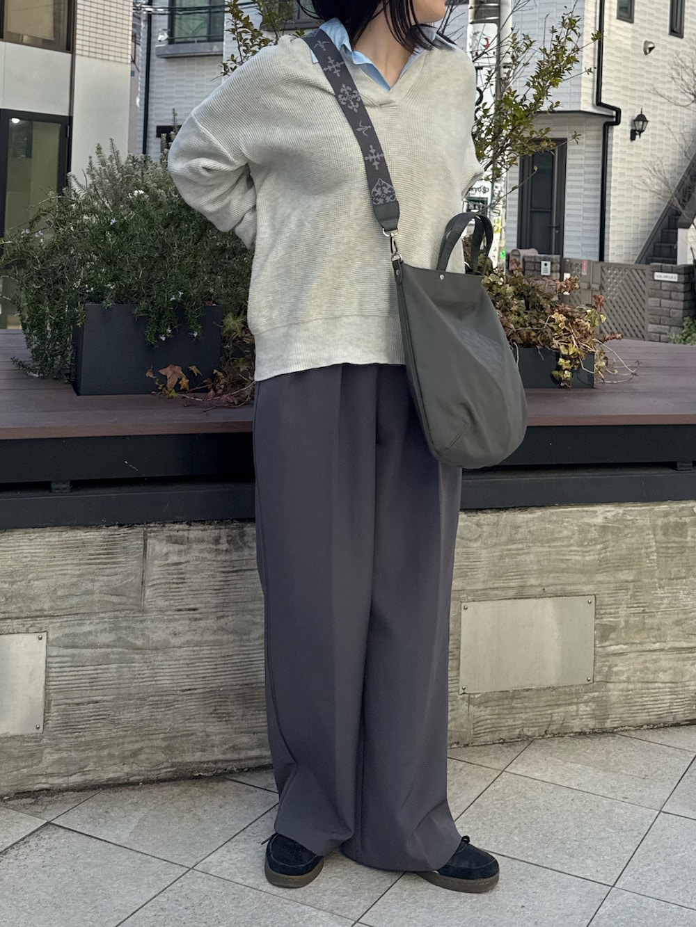 グレー系のトートバッグを着用したレディースの冬コーディネートの4枚目の写真