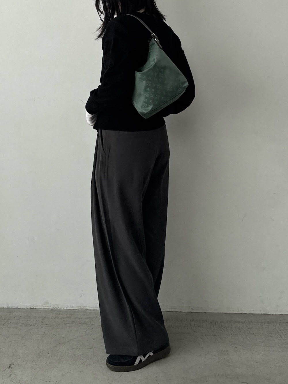 グリーン系のショルダーバッグを着用したレディースの春コーディネートの2枚目の写真