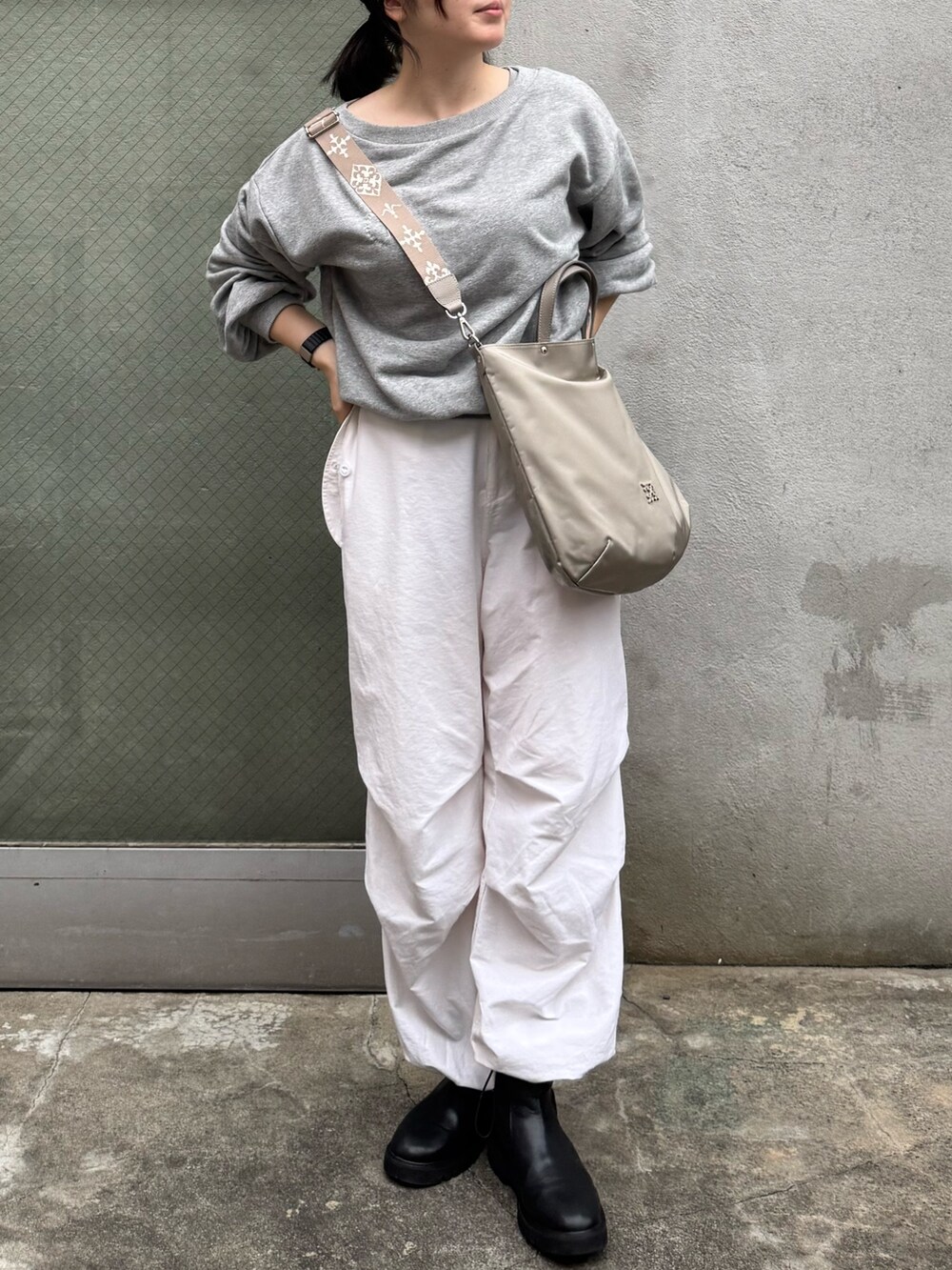 グレー系のトートバッグを着用したレディースの秋コーディネートの4枚目の写真