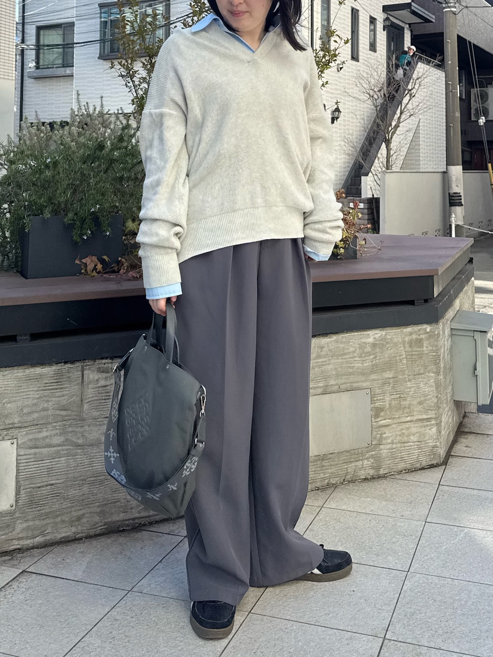 グレー系のトートバッグを着用したレディースの冬コーディネートの3枚目の写真