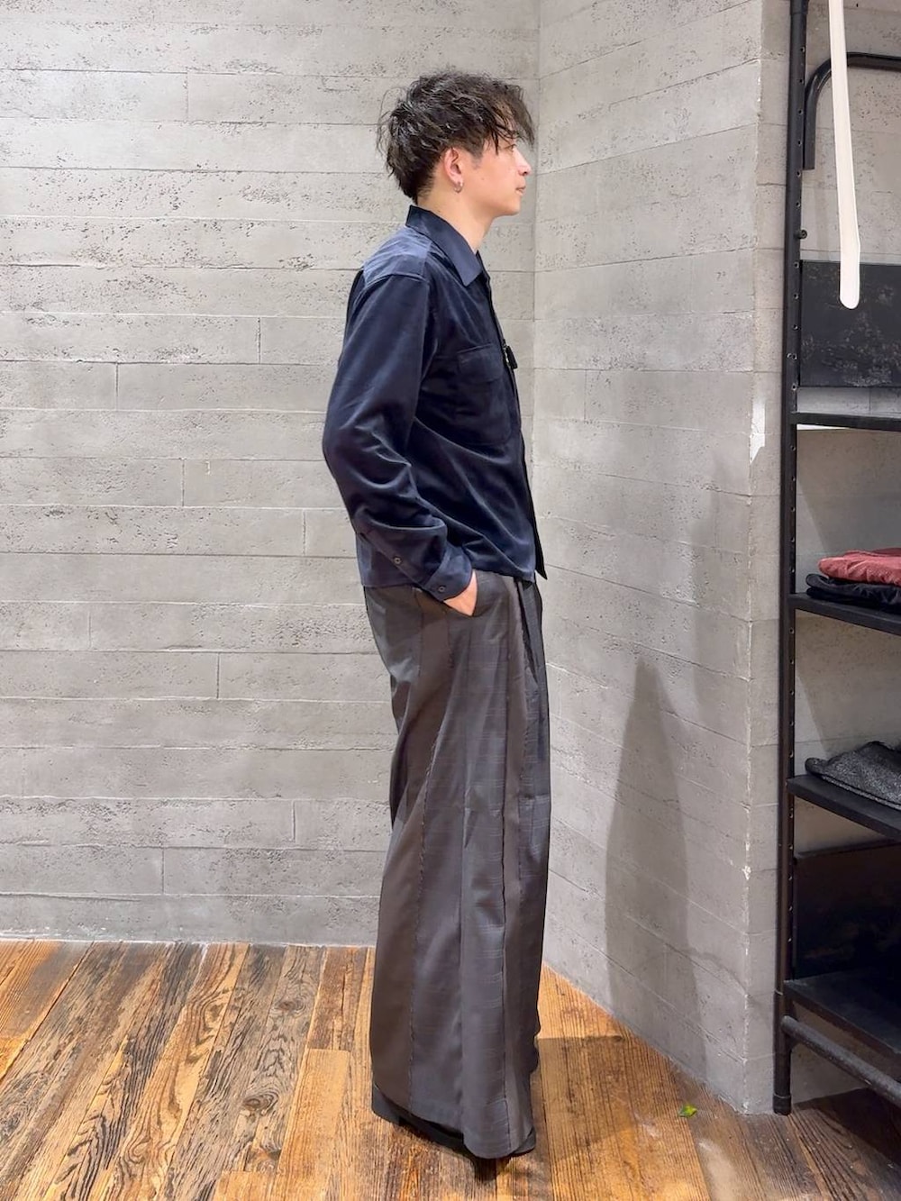 ブラック系のローファー、ブルー系のシャツ/ブラウス、シルバー系のピアス（片耳用）を着用したメンズの秋コーディネートの2枚目の写真