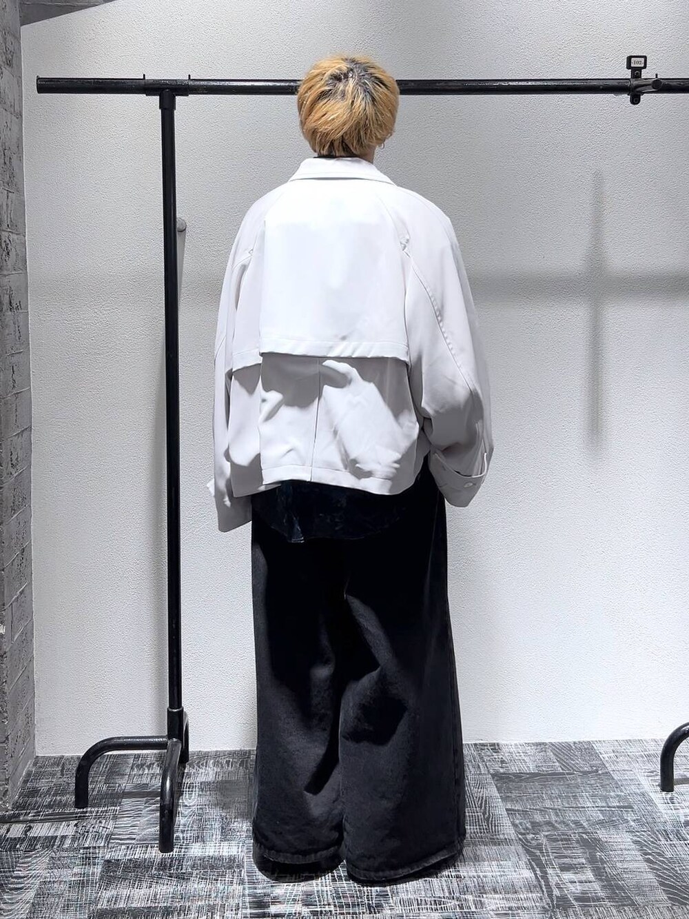 パープル系のシャツ/ブラウス、ホワイト系のブルゾン、ブラック系のブーツを着用したメンズの冬コーディネートの3枚目の写真