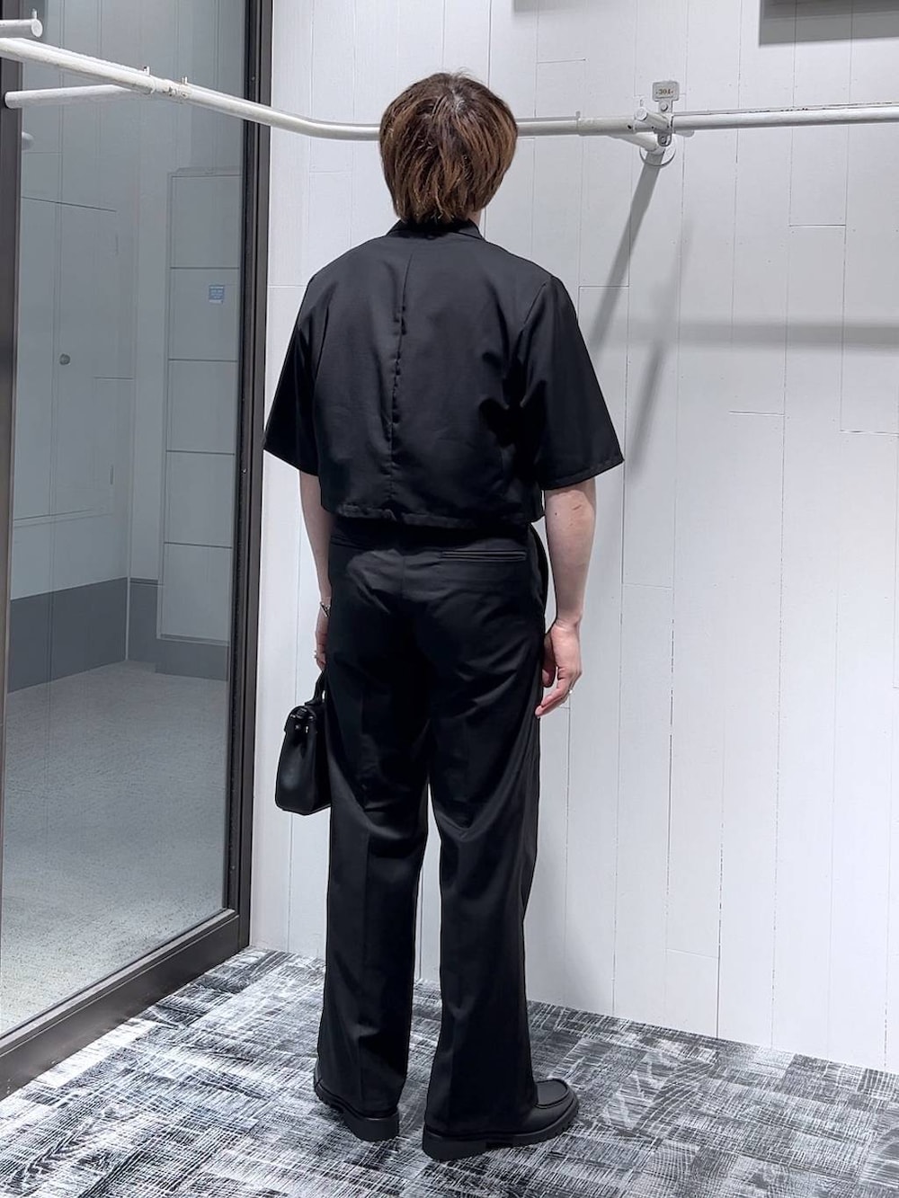 ホワイト系のTシャツ/カットソー、ブラック系のドレスシューズ、ブラック系のショルダーバッグを着用したメンズの春コーディネートの3枚目の写真