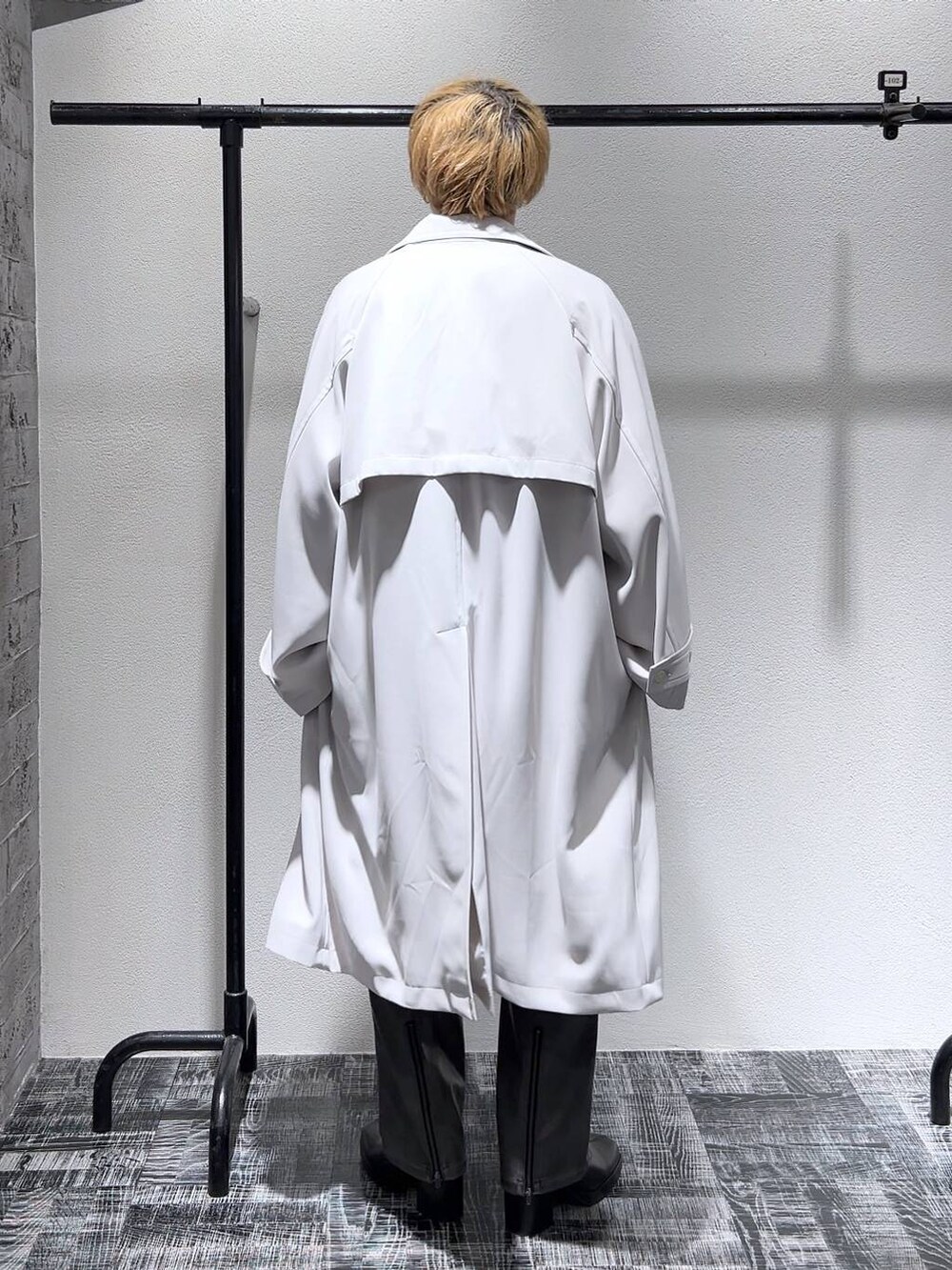 ブラック系のブーツ、ブラック系のスウェット、ブラック系のショルダーバッグを着用したメンズの冬コーディネートの4枚目の写真