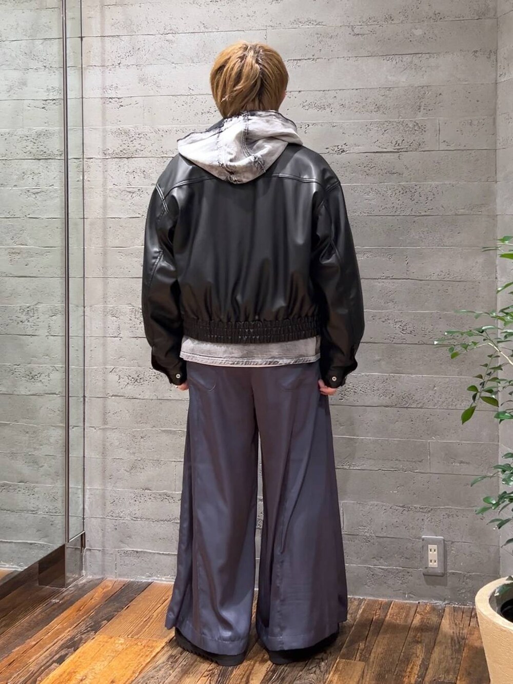「低身長、きれいめ、モード、オーバーサイズ、HARE、ワイドパンツ、ブルゾン、パーカー、春コーデ」|「HAREのHAREロゴヴィンテージカットLS(HARE)(Tシャツ/カットソー、ホワイト系)」を使った、HARE もりたいさん(メンズ・168cm)の春コーディネートの3枚目の写真
