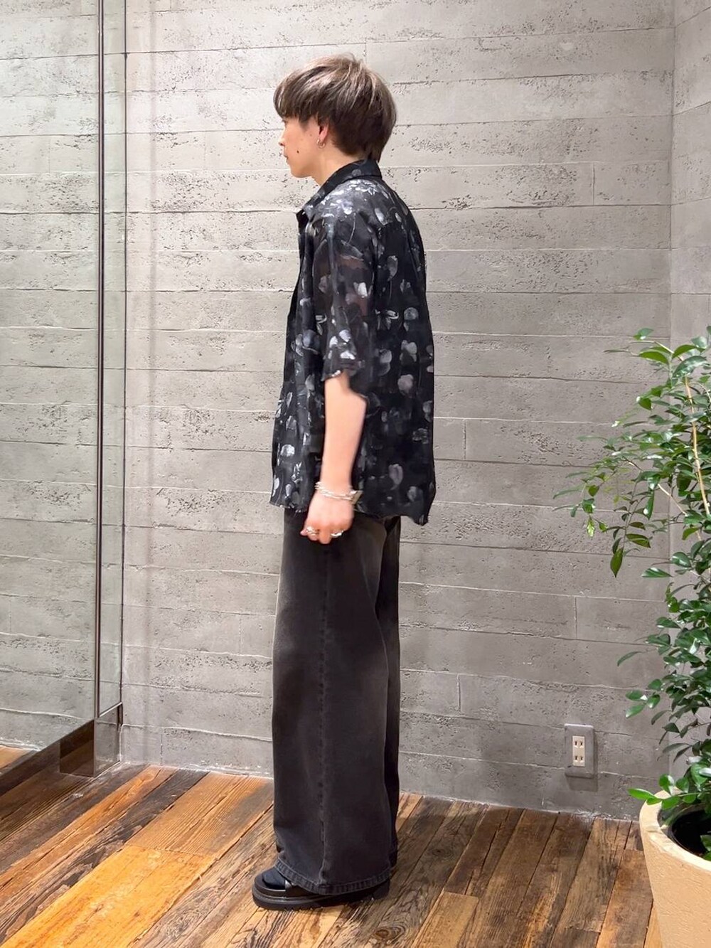 ブラック系のサンダル、ブラック系のデニムパンツ、ブラック系のシャツ/ブラウスを着用したメンズの春コーディネートの4枚目の写真